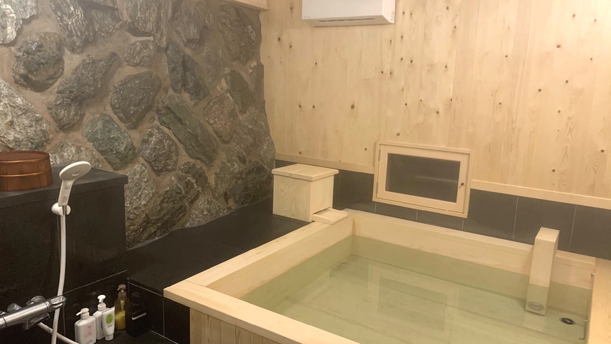 *【辰次良】檜風呂よりも最高級品である希少な「槙の木」の浴室でさくら咲く温泉をお楽しみください。