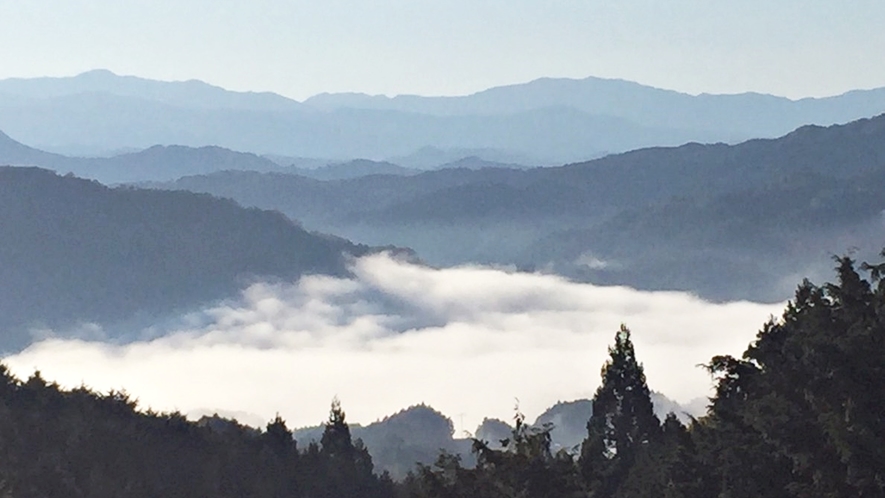 *【周辺観光】鳥見山からの雲海