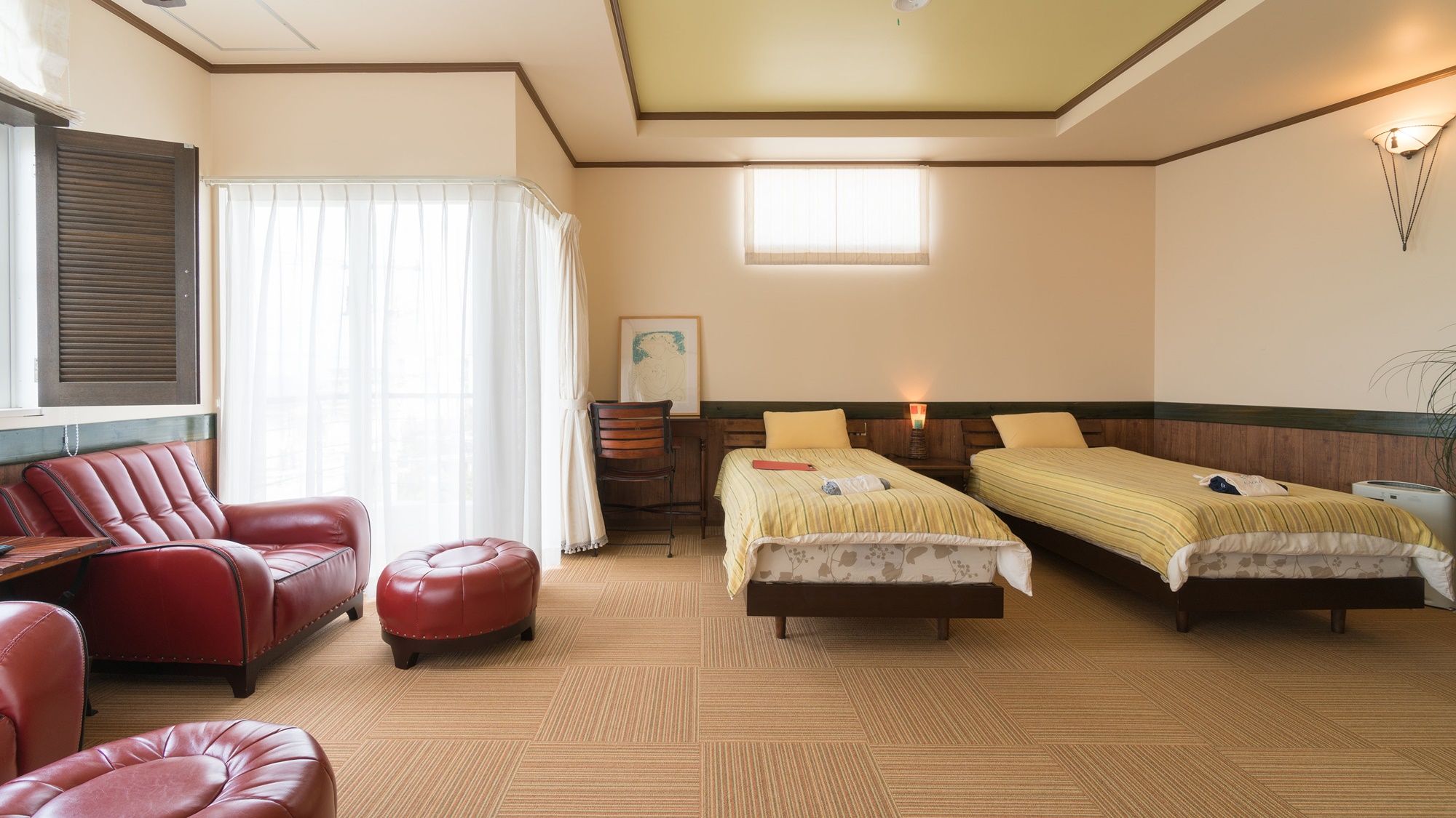 *【部屋/バレンシア】明るい光が差し込む、シンプルなベッドルーム。