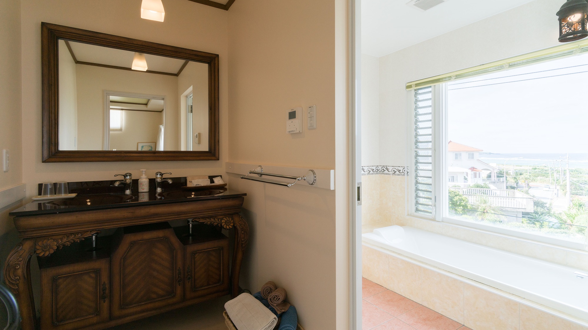 *【部屋/バレンシア】完全独立の洗面台とバスルーム。