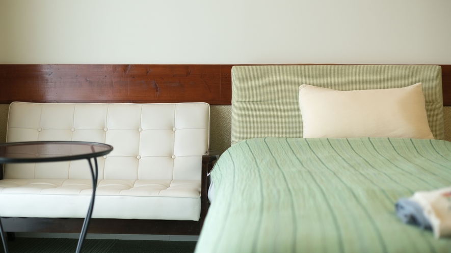 *【部屋/ナポリ】ベッドルームの長椅子は、荷物の整理やちょっと寛ぎたいときにどうぞ。