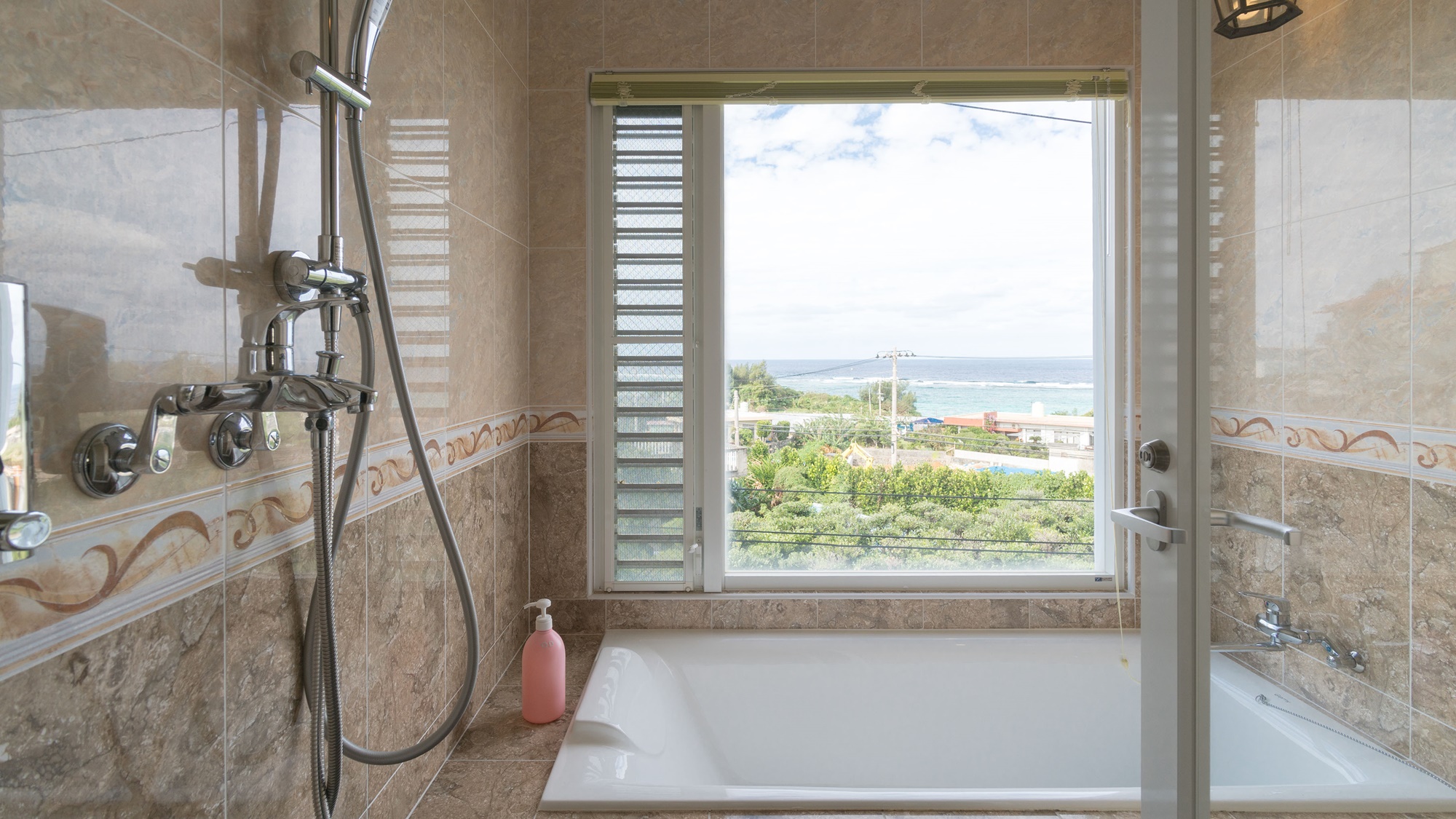 *【部屋/マルセイユ】外の景色を眺めながらゆったりと入れる洗い場付きバスルーム。