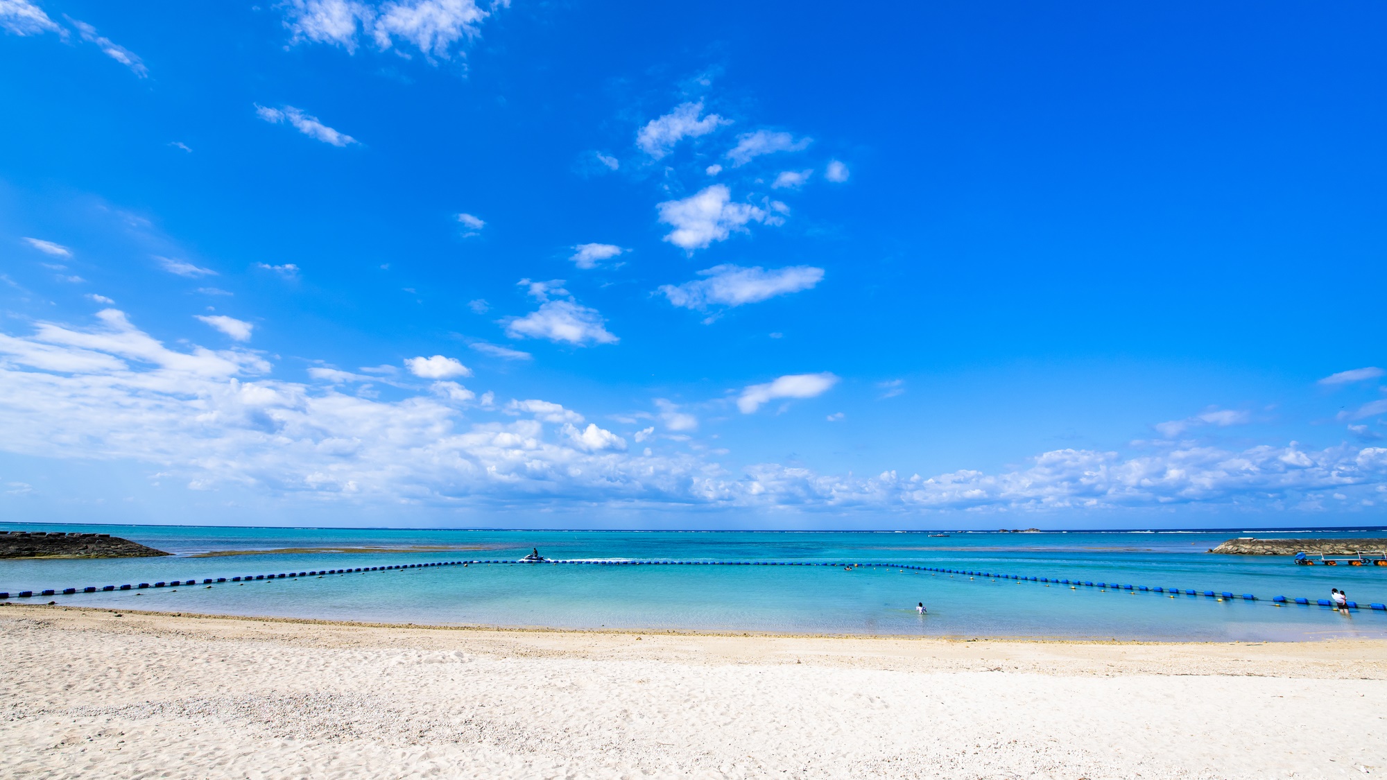 **残波ビーチ/当館からお車で10分！本島中部を代表する美しいビーチ。アクティビティも楽しめます。