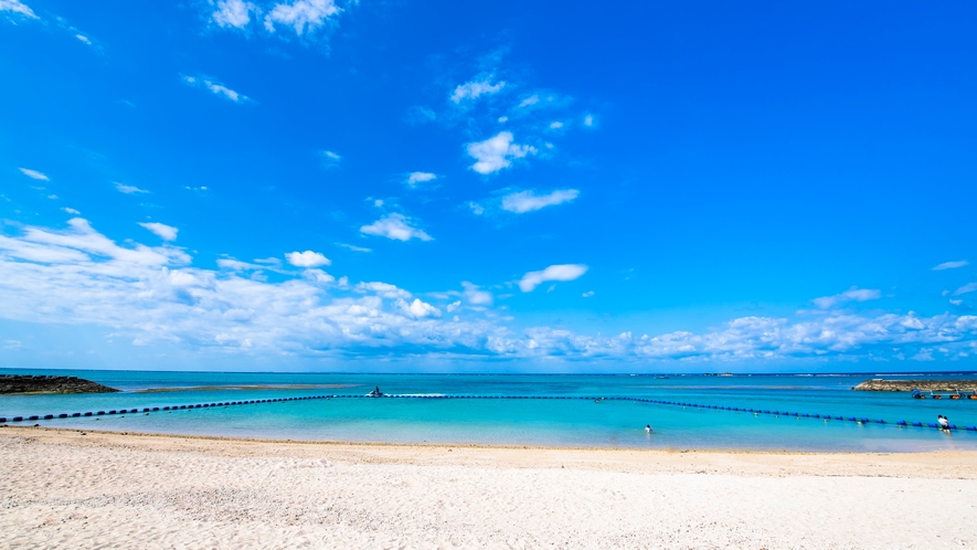 **残波ビーチ/当館からお車で10分！本島中部を代表する美しいビーチ。アクティビティも楽しめます。