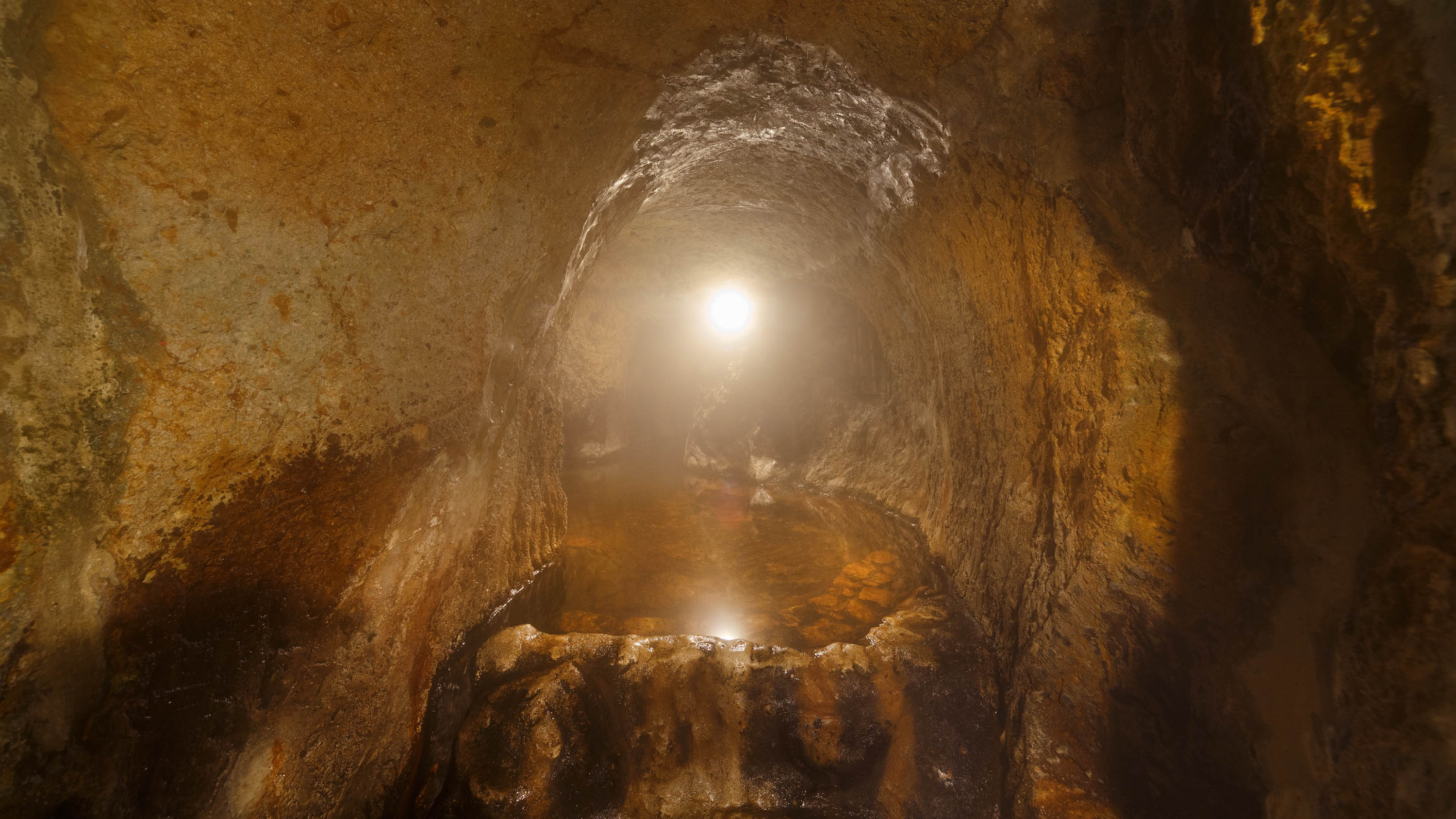 【男性洞窟風呂】10年の歳月をかけて掘り上げた洞窟風呂