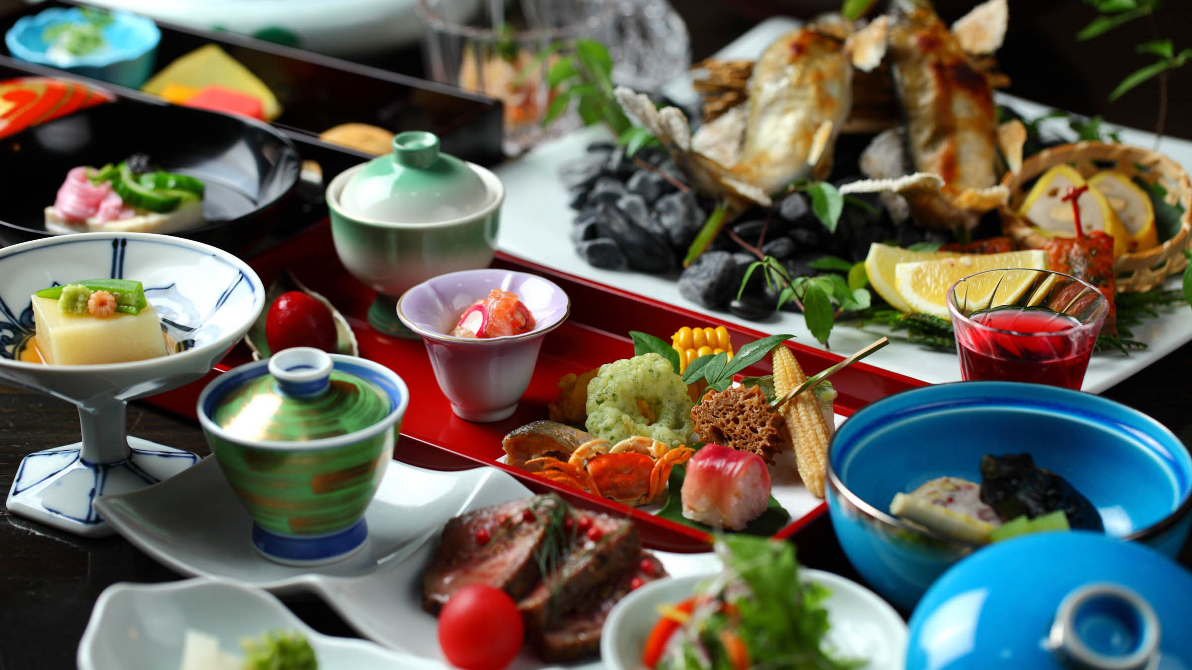 ※お料理の内容や盛り付けは季節により異なります。写真は一例です。Please note that dishes and presentation may vary by season. The photo is for illustrative purposes only.
