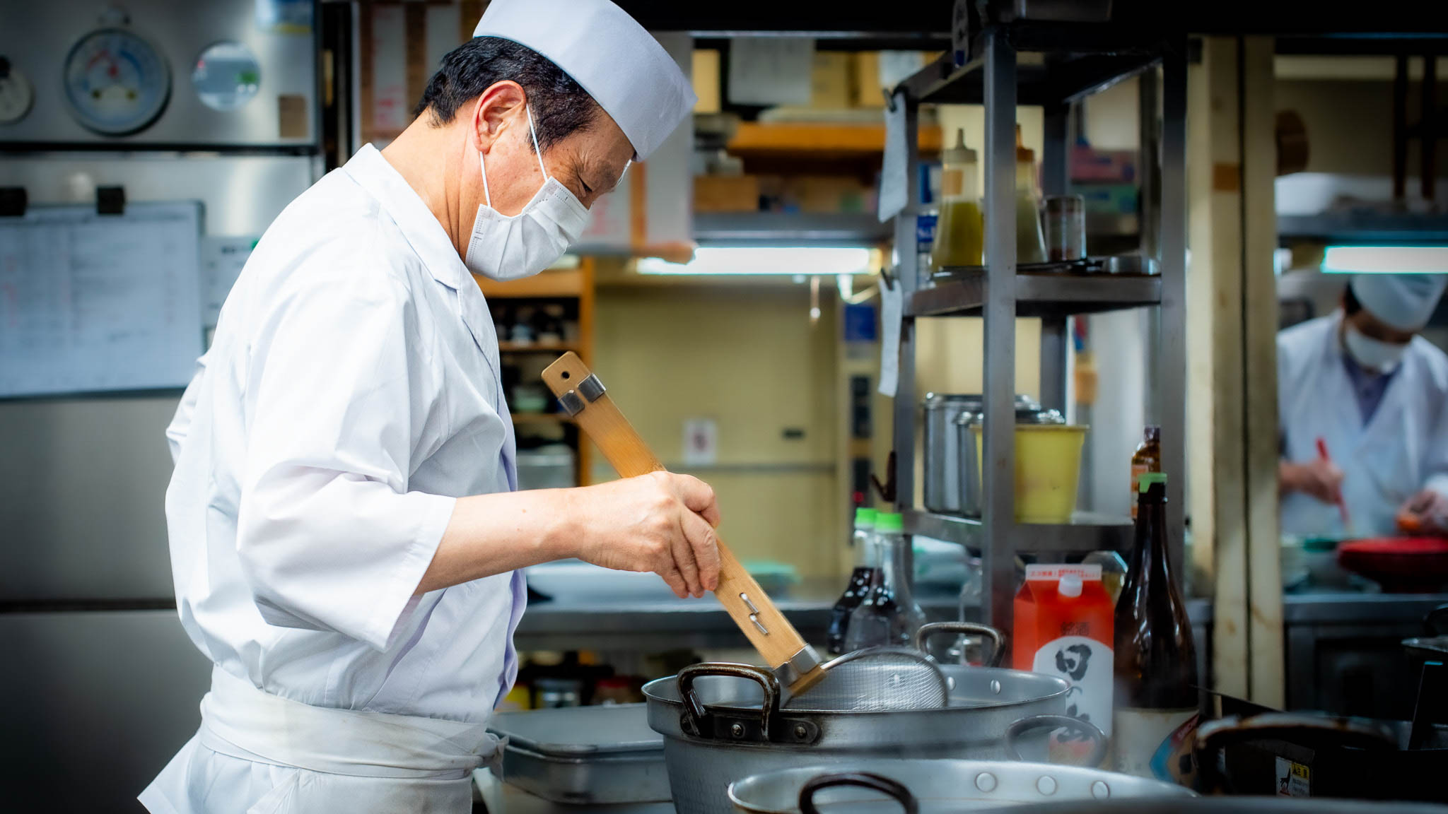 総料理長・綾垣が、食材と丁寧に向き合いながら仕込みます