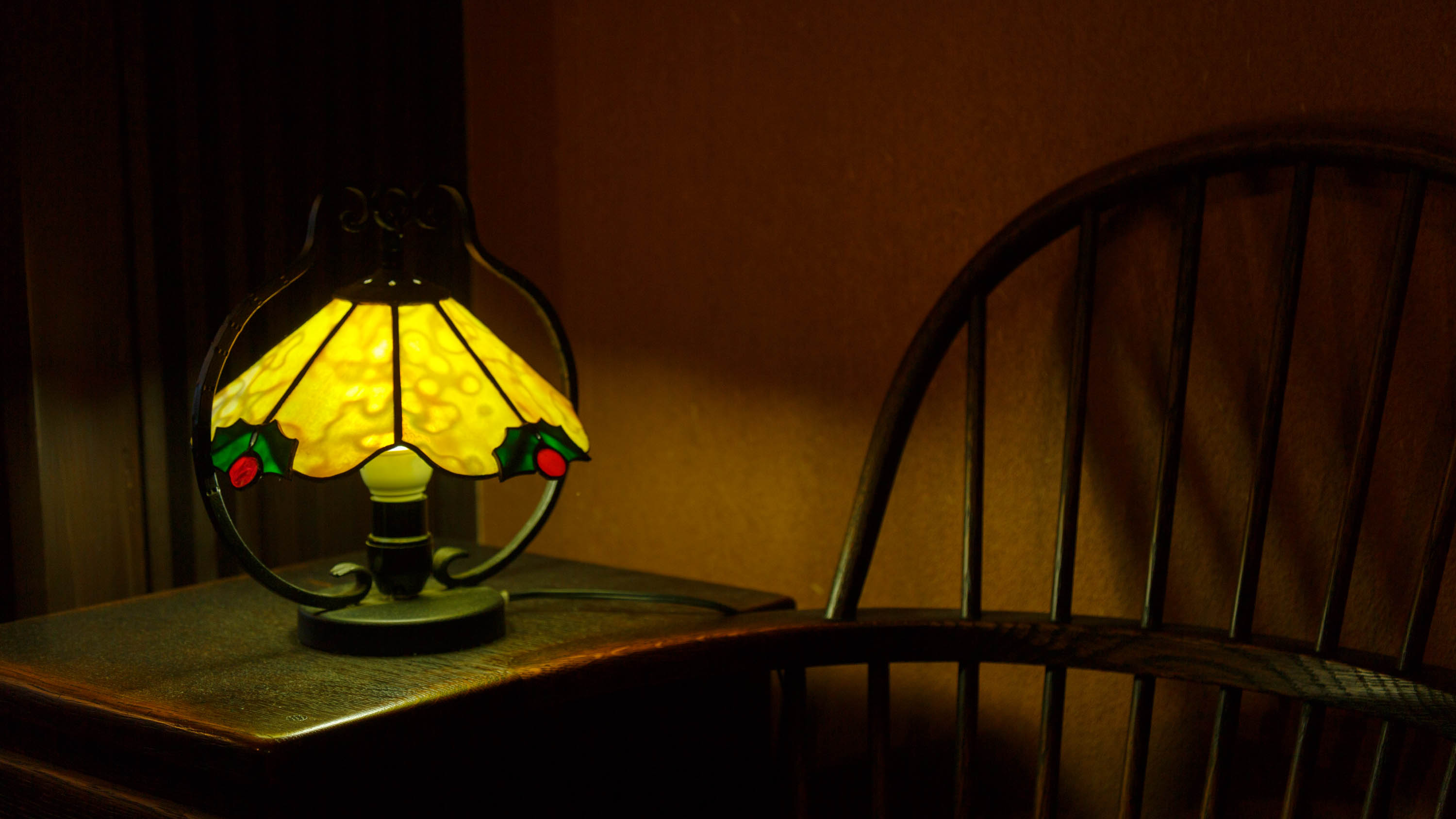 静寂に寄り添う、アンティークの灯