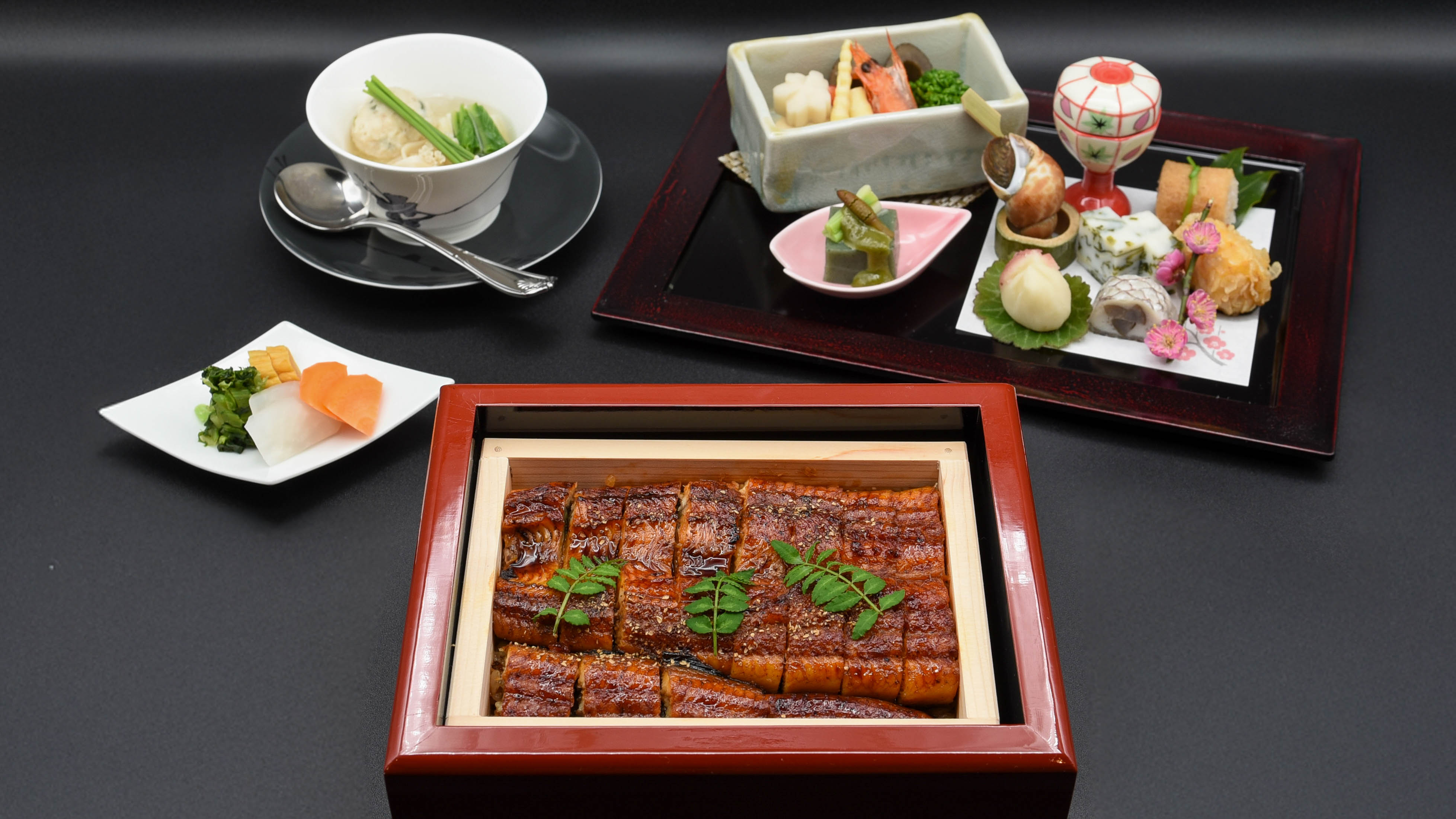 贅沢なうなぎのせいろ蒸し御膳を旅館で。