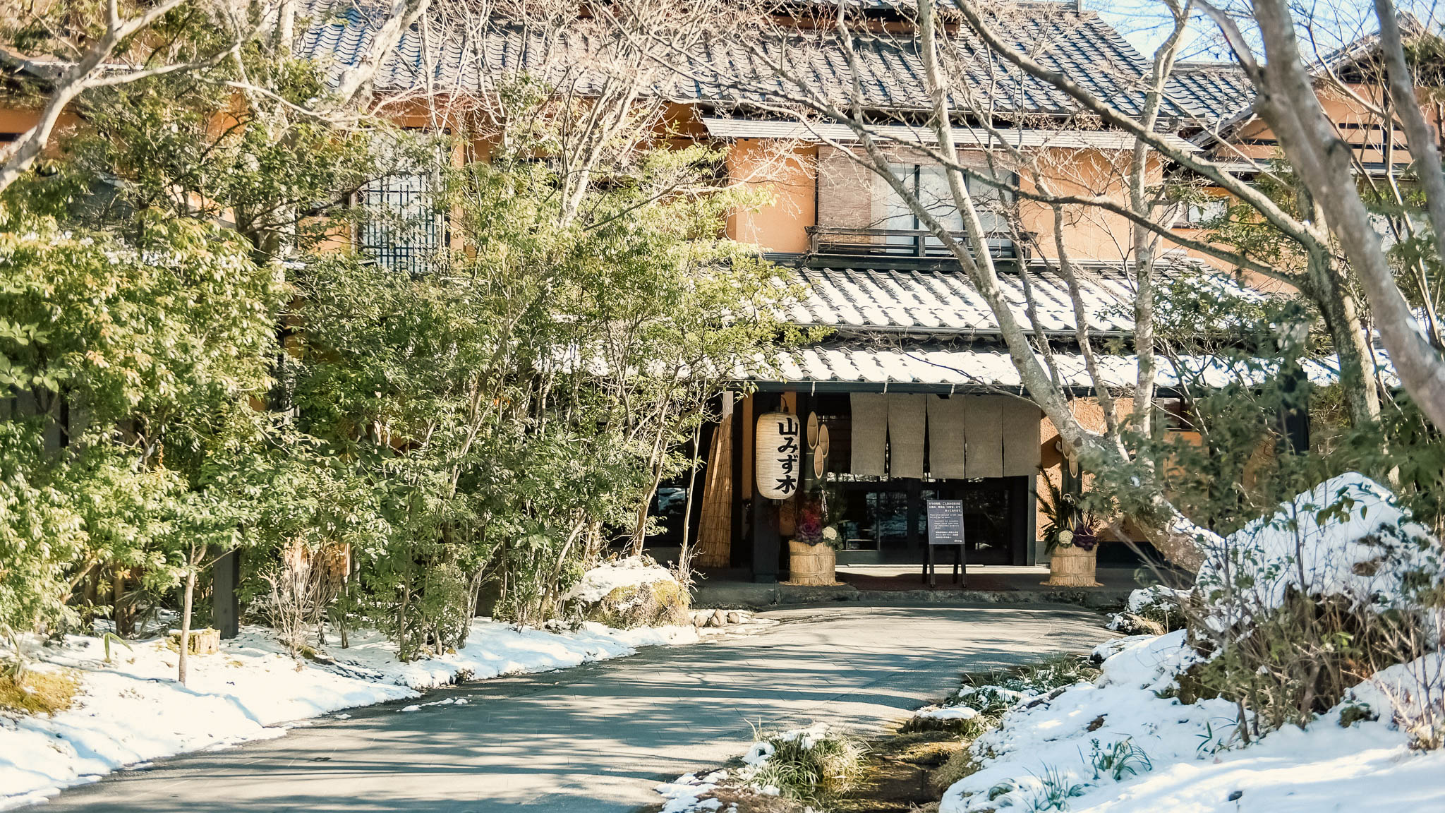 雪景色の中で迎える、冬の玄関
