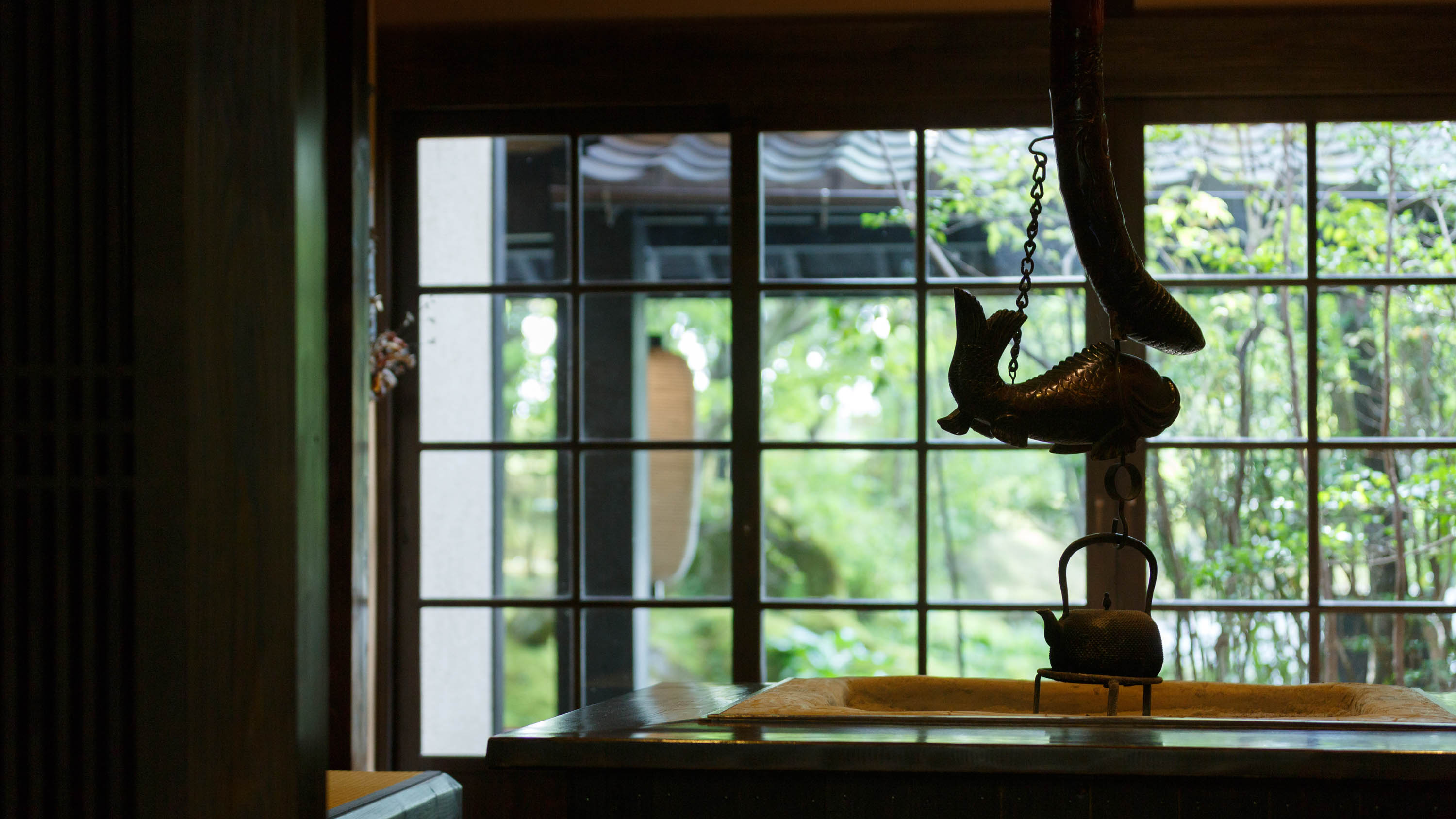 囲炉裏越しに望む、やさしい緑の景色