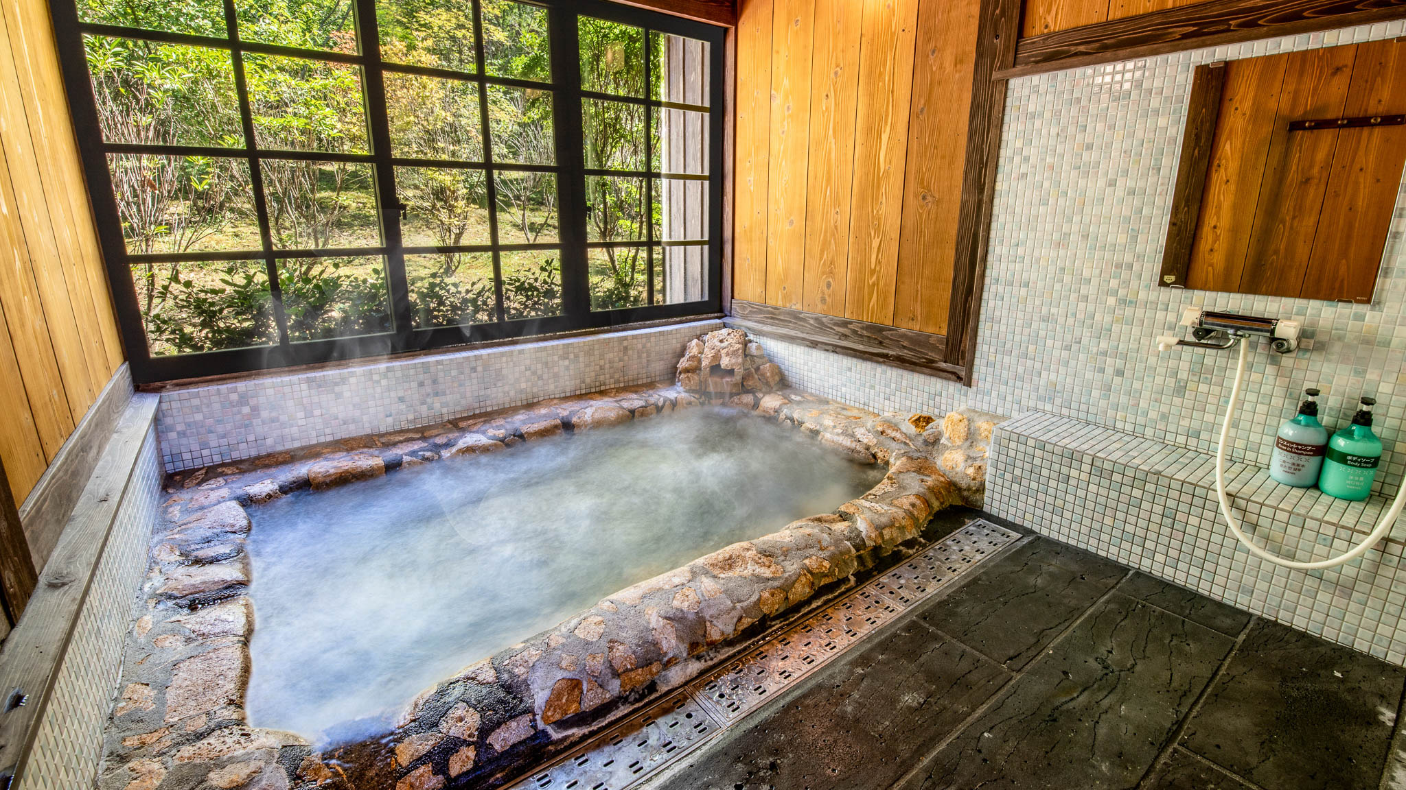 源泉かけ流しの貸切風呂（バブルバス）