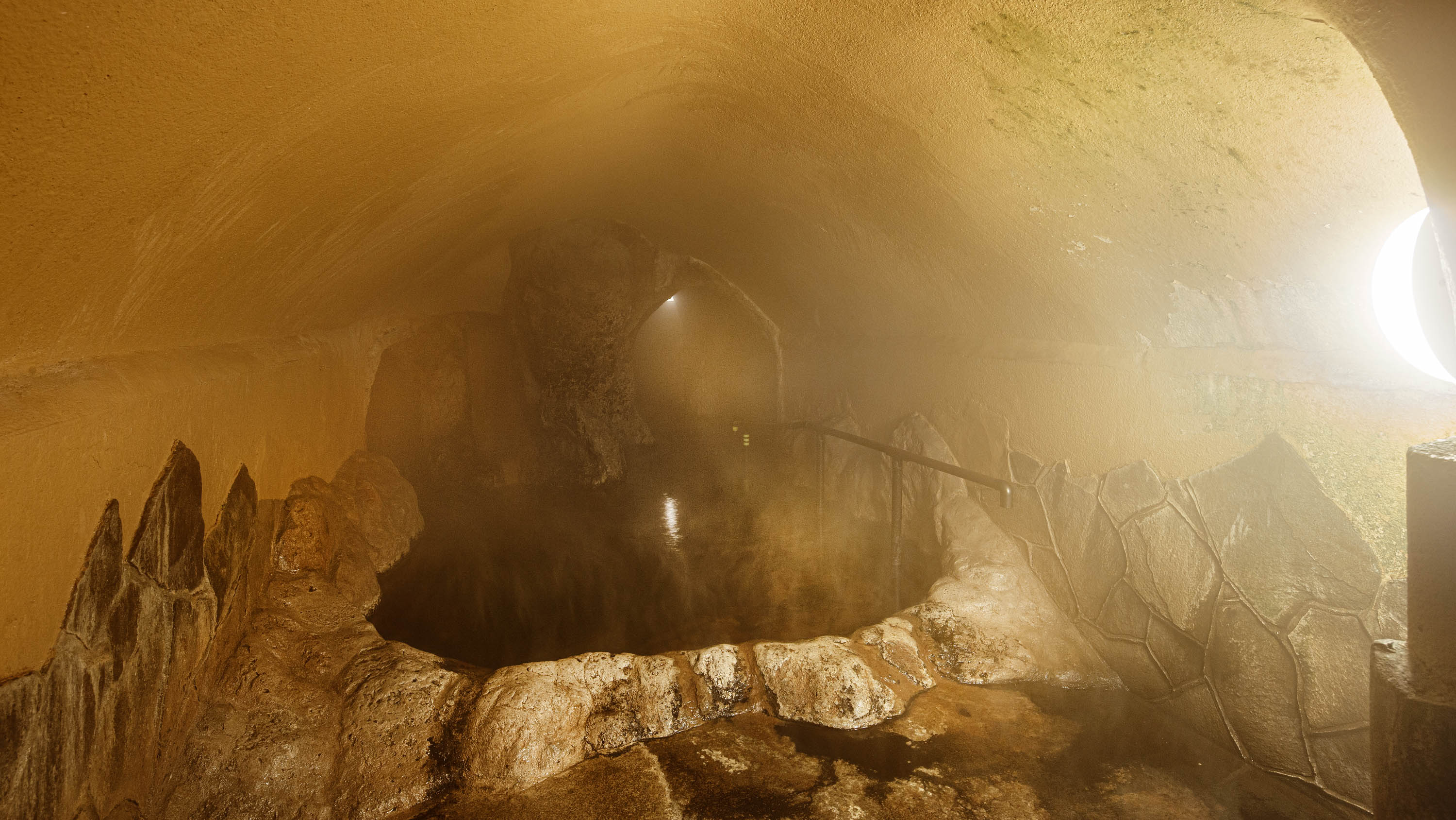 【女性洞窟風呂】立ちのぼる湯気に包まれる、幻想的なひととき