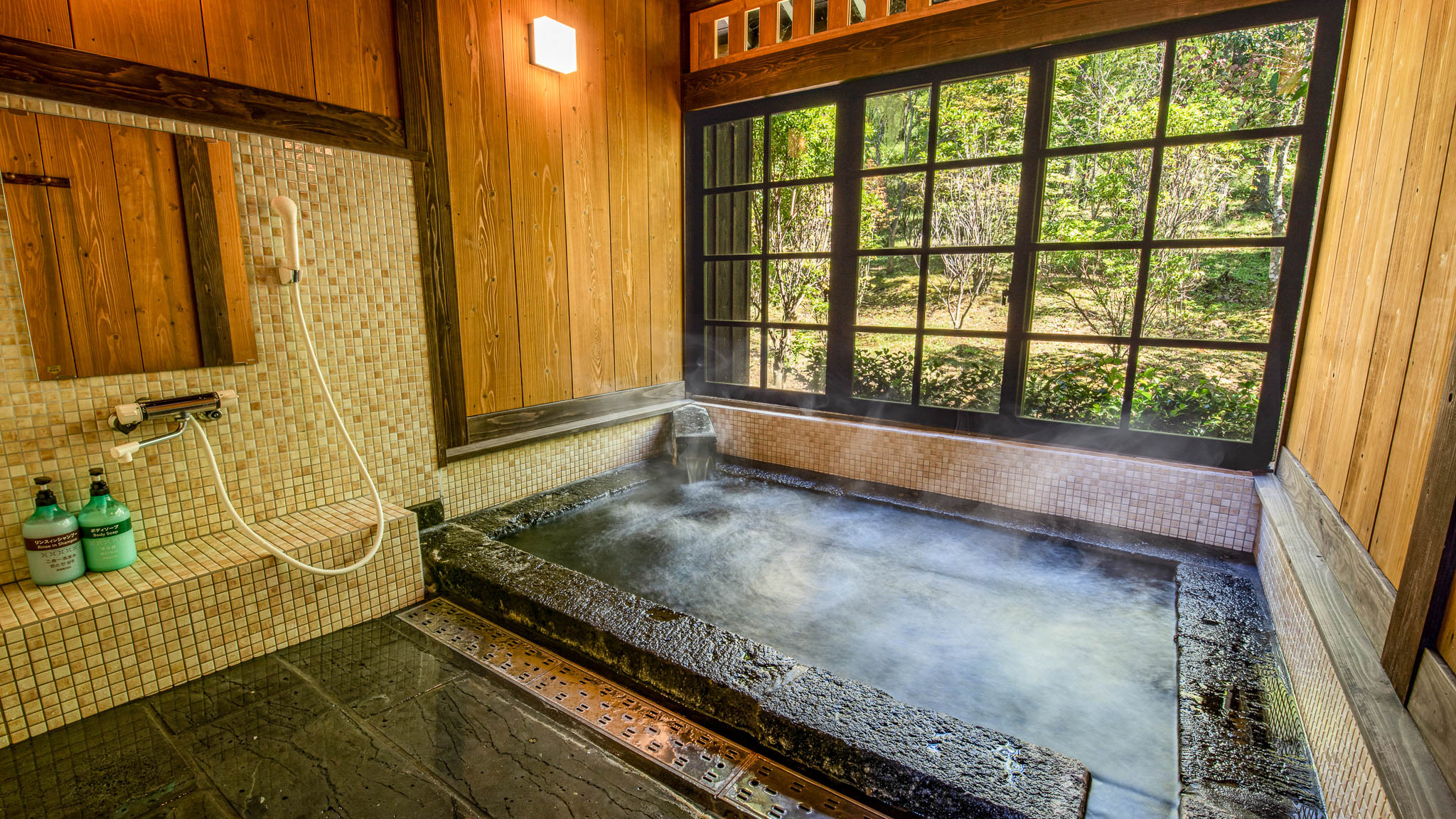 源泉かけ流しの貸切風呂（バブルバス）