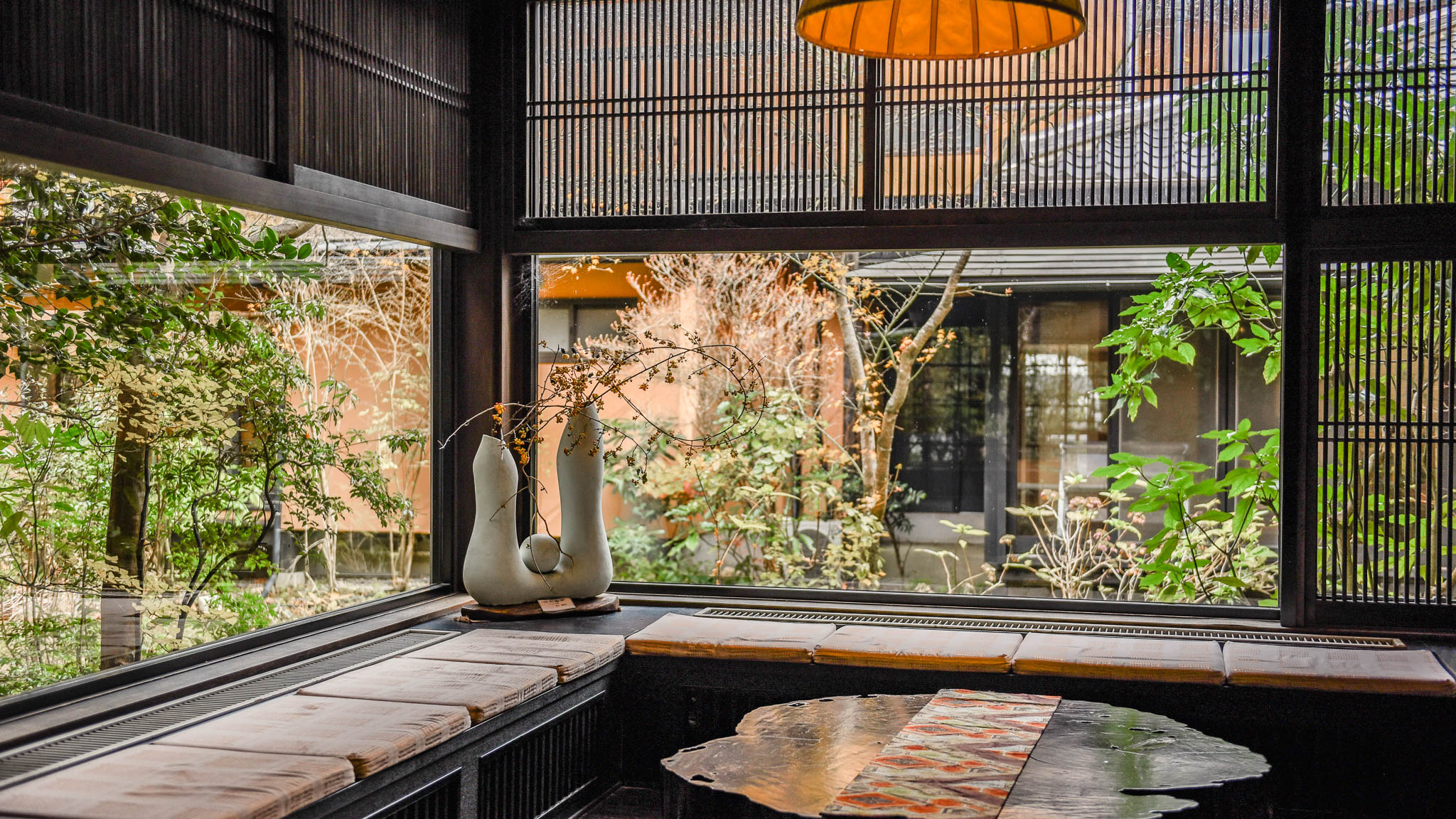 到着後にひと息つける、フロント前の空間