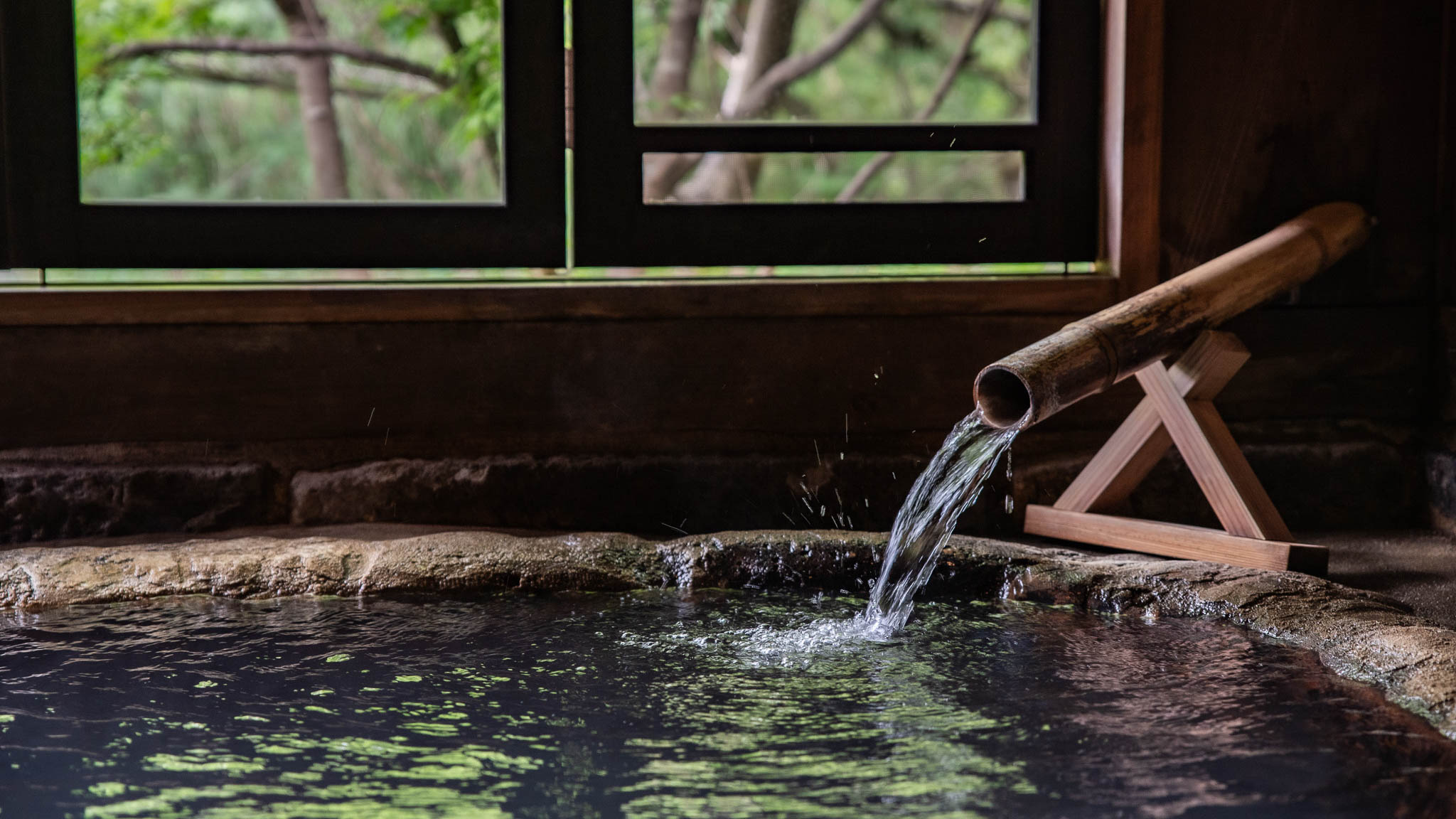湯口からあふれる、源泉の恵み
