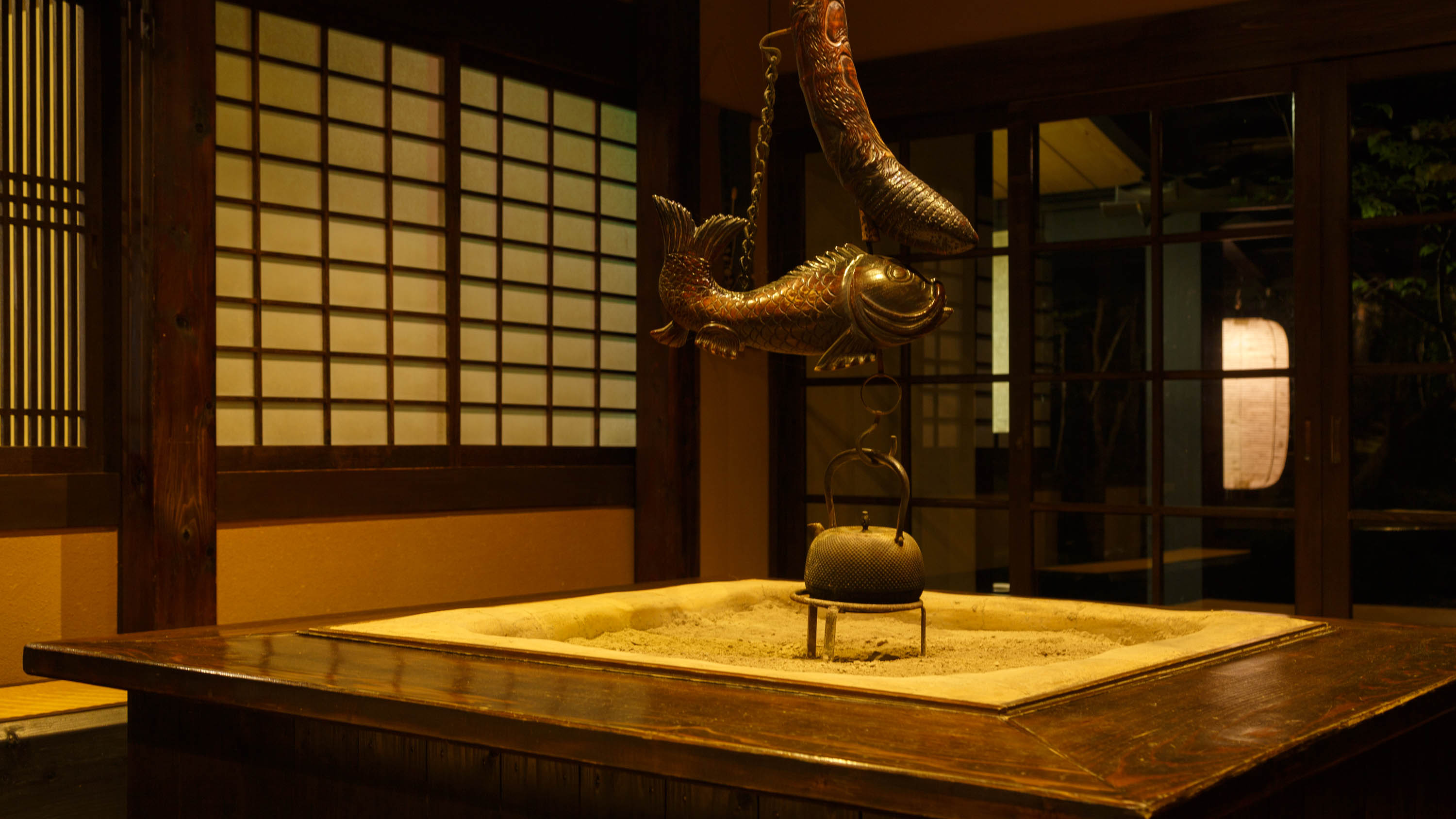 静けさに包まれる、夜の囲炉裏