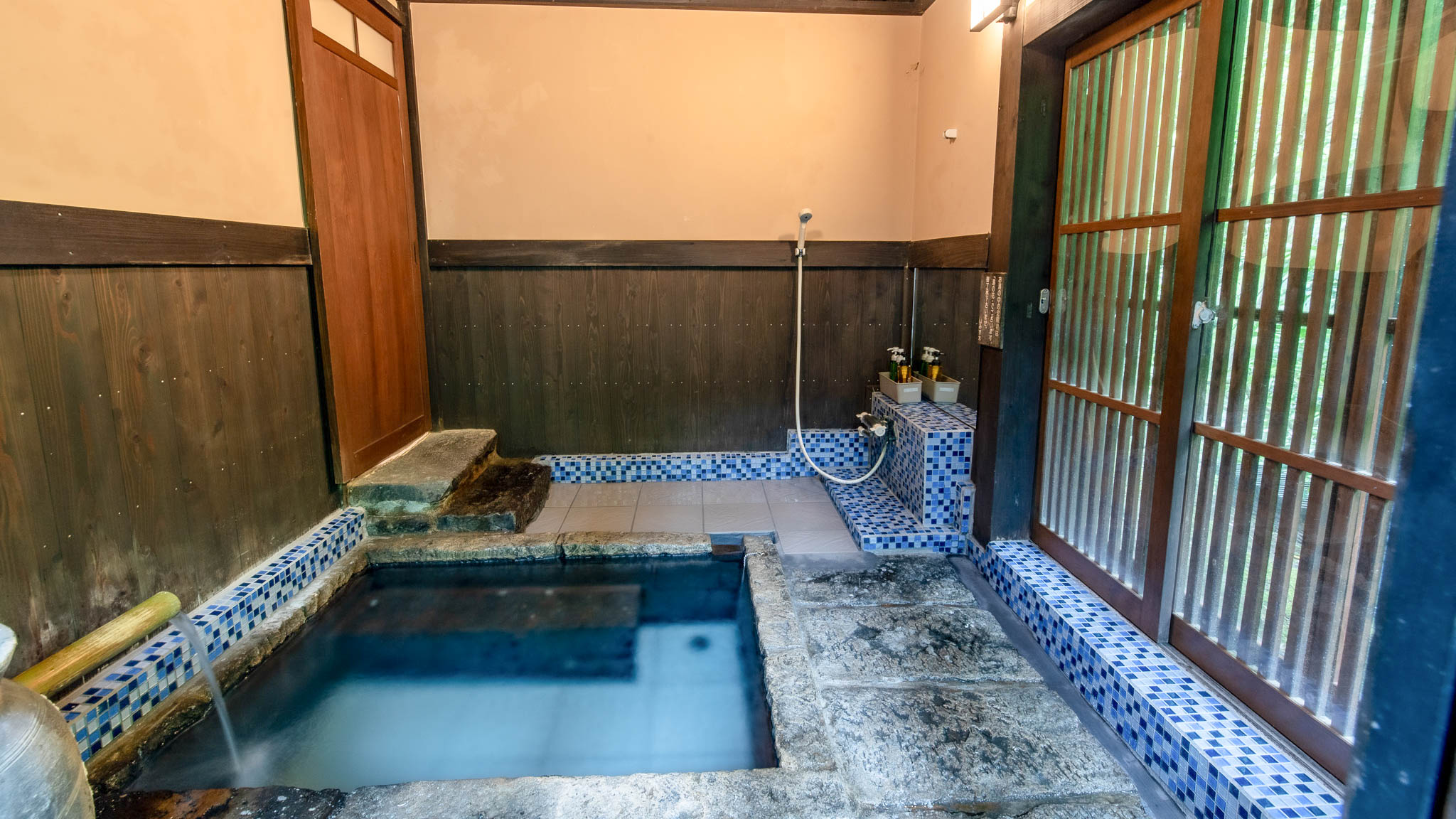 花水｜風呂付き・８畳＋ベッドルーム（ツインベッド）