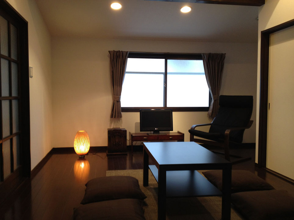 Japanese-Western style room/We also provide heated carpets and gas fan heaters during the cold season.