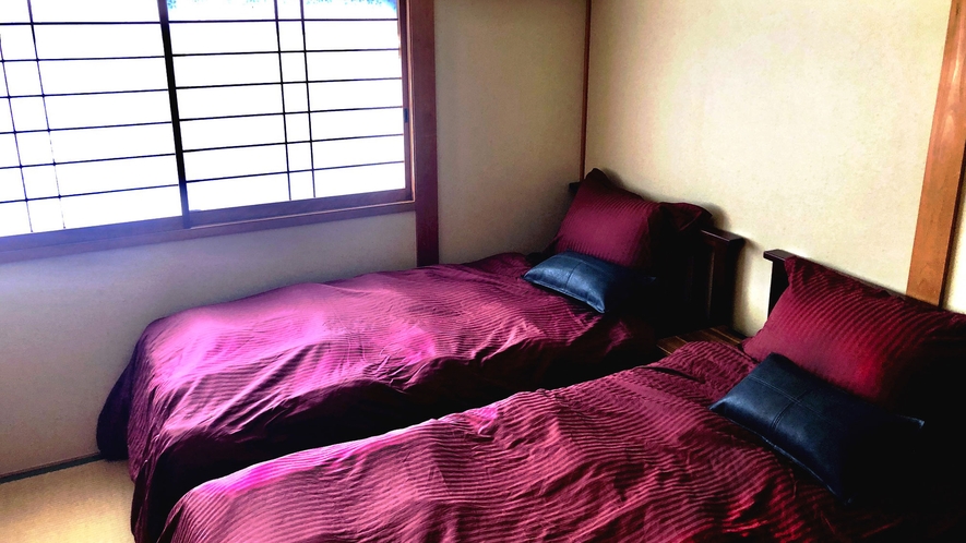 ・純和風なお部屋：シングルベッド2台を設置