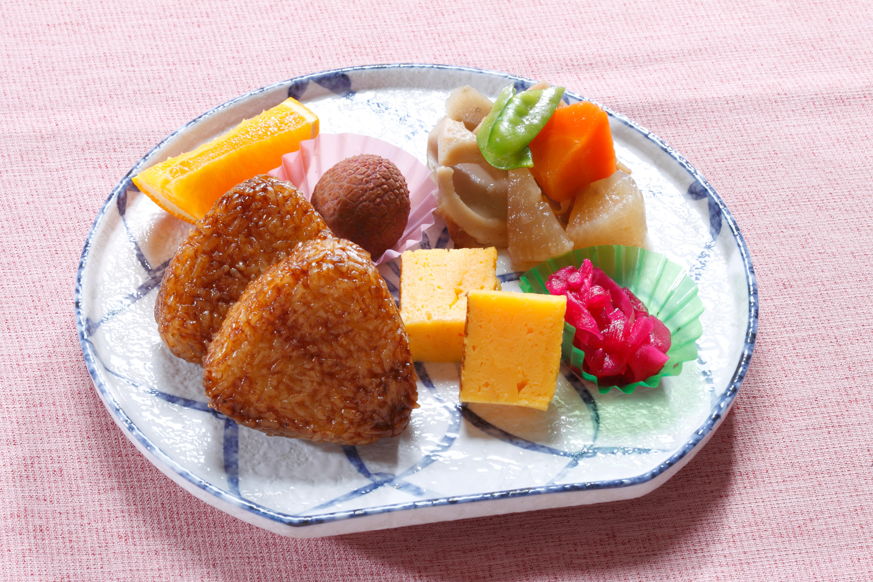 朝食【和食】焼きおにぎり、煮物、卵焼き、漬物、フルーツ