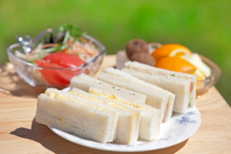 朝食【洋食】サンドウィッチ・サラダ・フルーツ