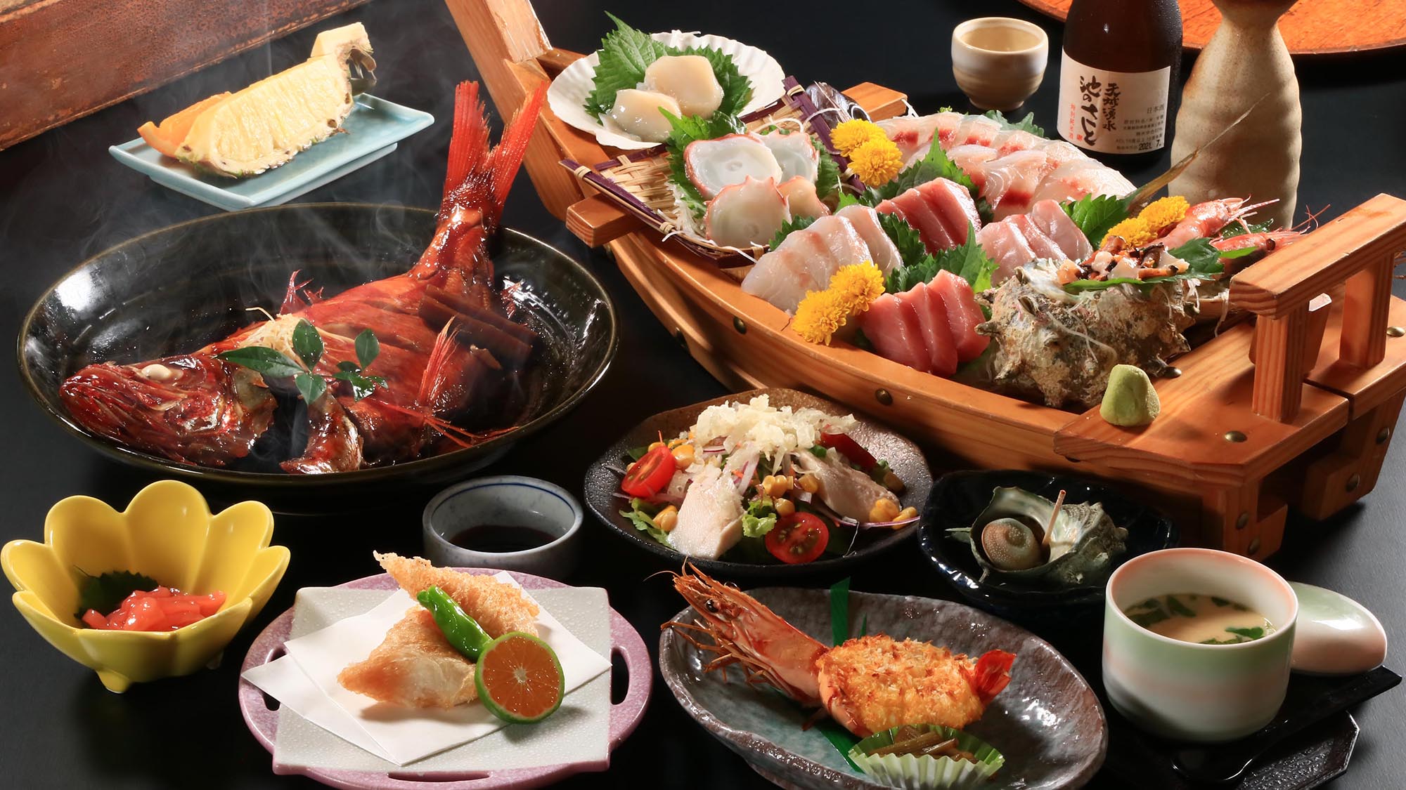 ふかべの夕食。金目鯛の煮付けと舟盛り、伊勢海老が並ぶ