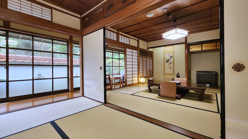 【禁煙室】日本庭園・石州瓦街並眺望の二間続き８＋６畳寛ぎ和室