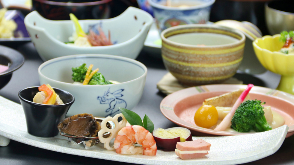 【楽天スーパーSALE】【四季会席】旬味満載！季節の四季会席部屋食★貸切風呂無料・朝珈琲付等特典