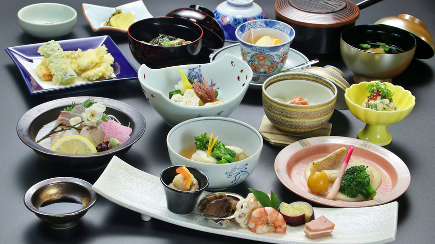 【１泊夕食付】旬のいわみの海幸の味覚満載！季節替りの四季会席・部屋食★貸切風呂無料
