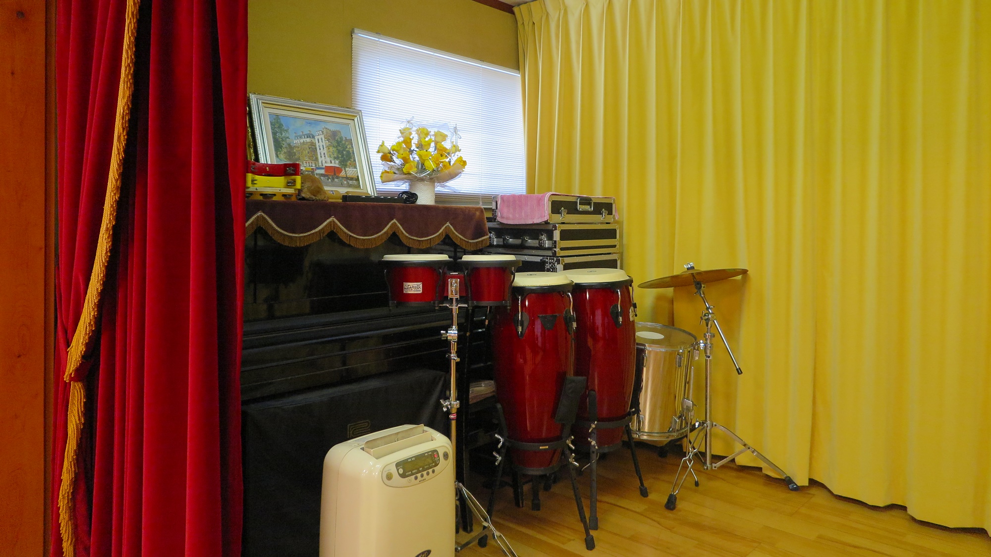 *【宴会場一例】ステージにはピアノ・ドラムセットなどがあり、音楽合宿も可能です。