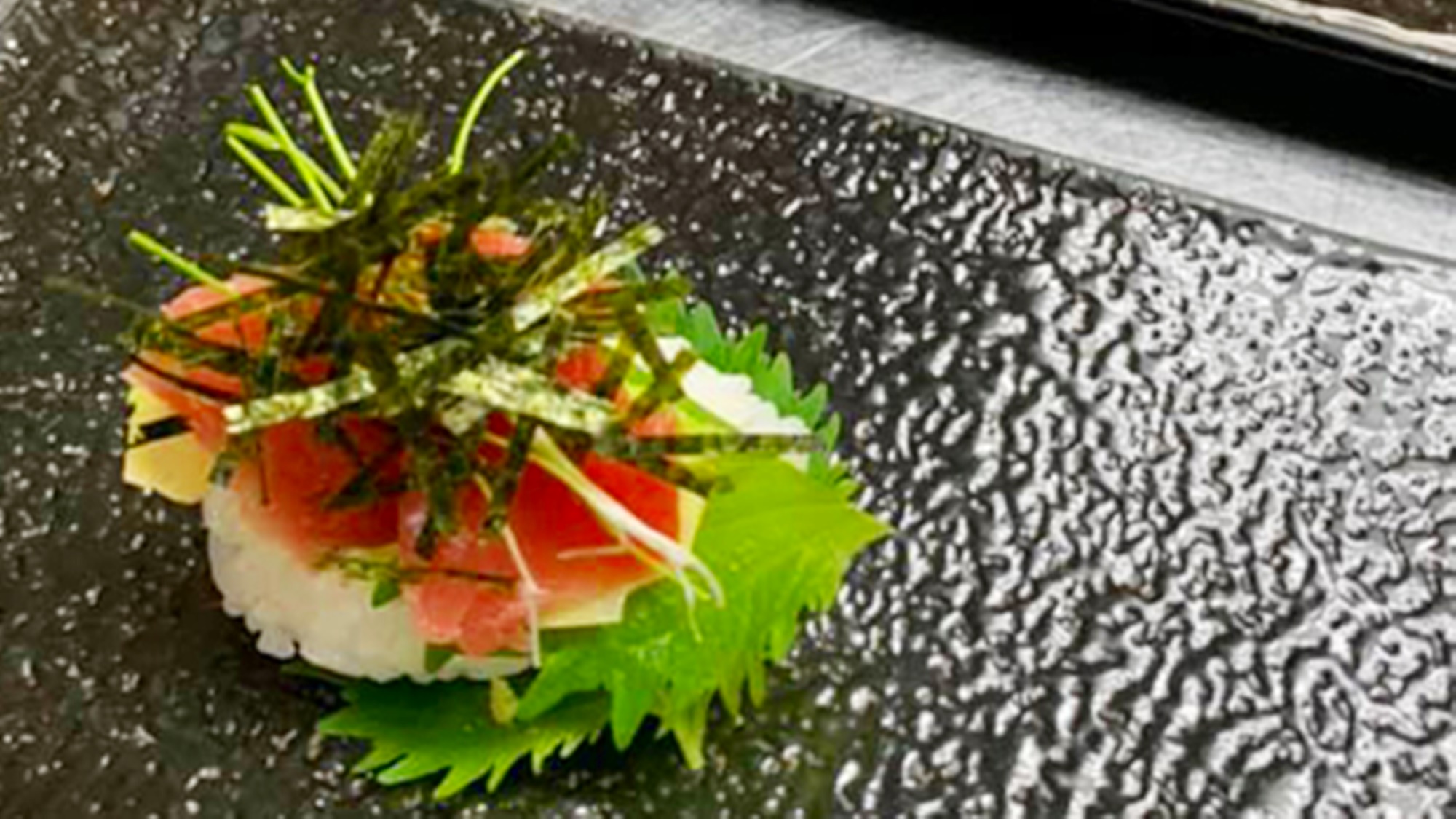 *【夕食一例】漬けまぐろと酢飯を大葉の上に重ねて、一口寿司に。