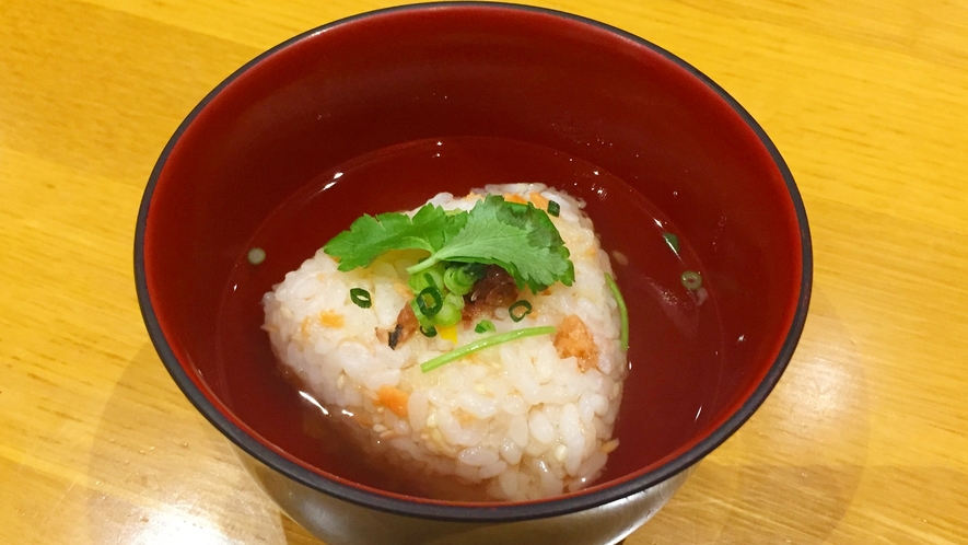 *【夕食一例】お食事〆のお茶漬け。鮭と一緒に握った天かすがアクセントです。