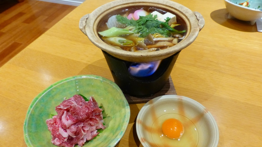 *【夕食一例】和牛を使った「すき焼き」。お席に着いてから火を点けます。