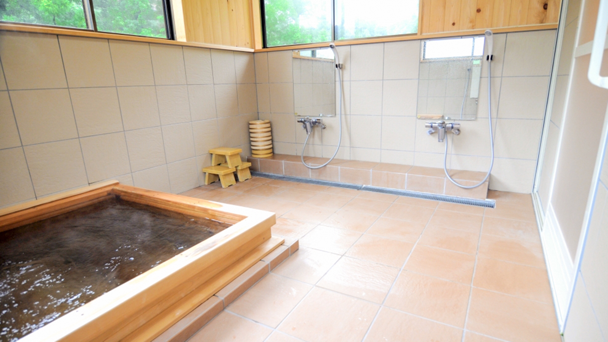 *【お風呂一例】檜風呂には3か所の洗い場がございます。