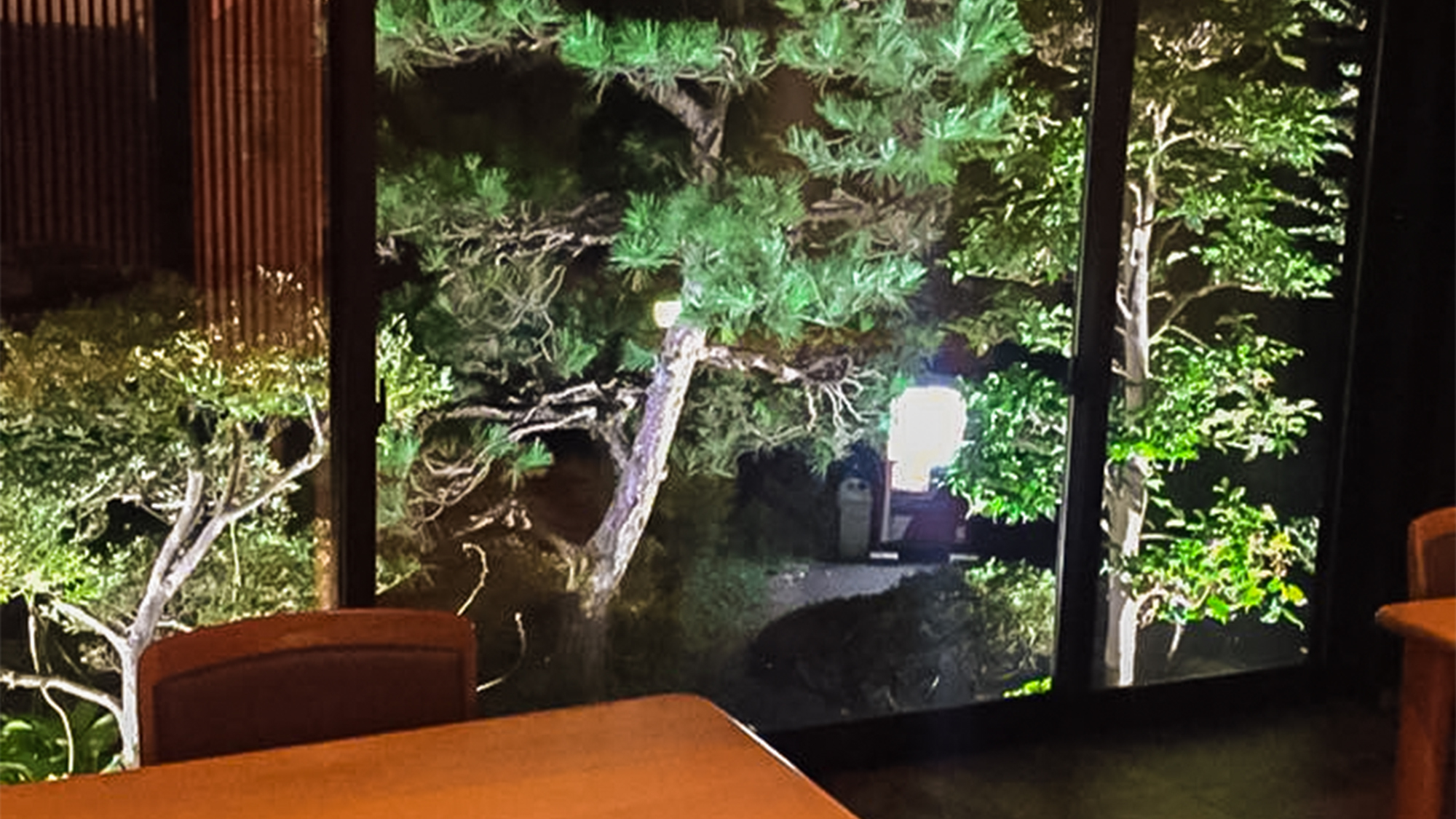 *【ダイニング】窓の外には四季折々の風景があります。夜には松をライトアップしています。