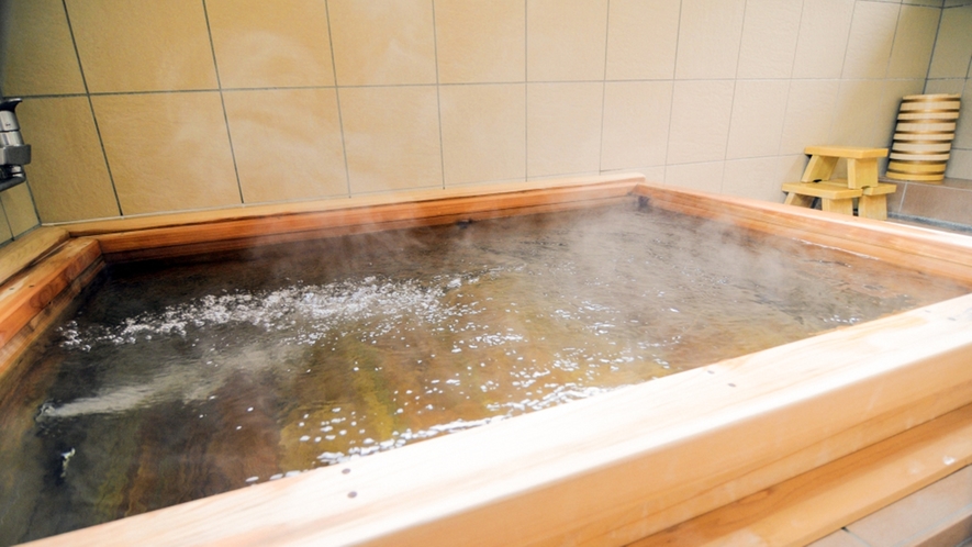 【お風呂一例】深めの檜風呂は肩までたっぷりお湯に浸かれます。