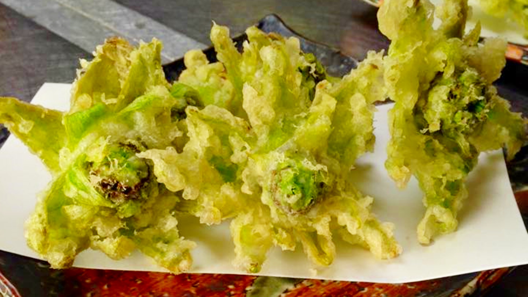 *【夕食一例】春ならではの食材「ふきのとう」を使った天ぷら。独自の苦みが美味しい一品。