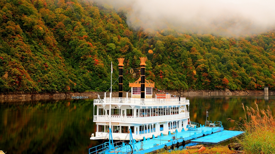 **新緑～秋にかけては、奥只見ダムで奥只見湖遊覧船をお楽しみいただけます。