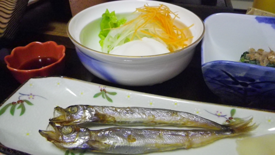 *朝食（一例）焼き魚やお浸しなど、和のおかずが並びます。