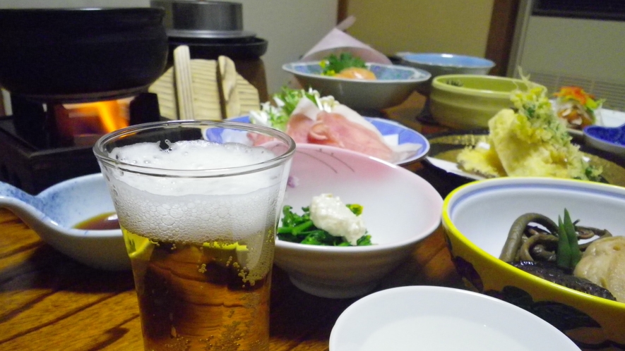 *夕食（一例）ビールで乾杯！のあとは、新潟の食材を多く使った夕食をご堪能ください。