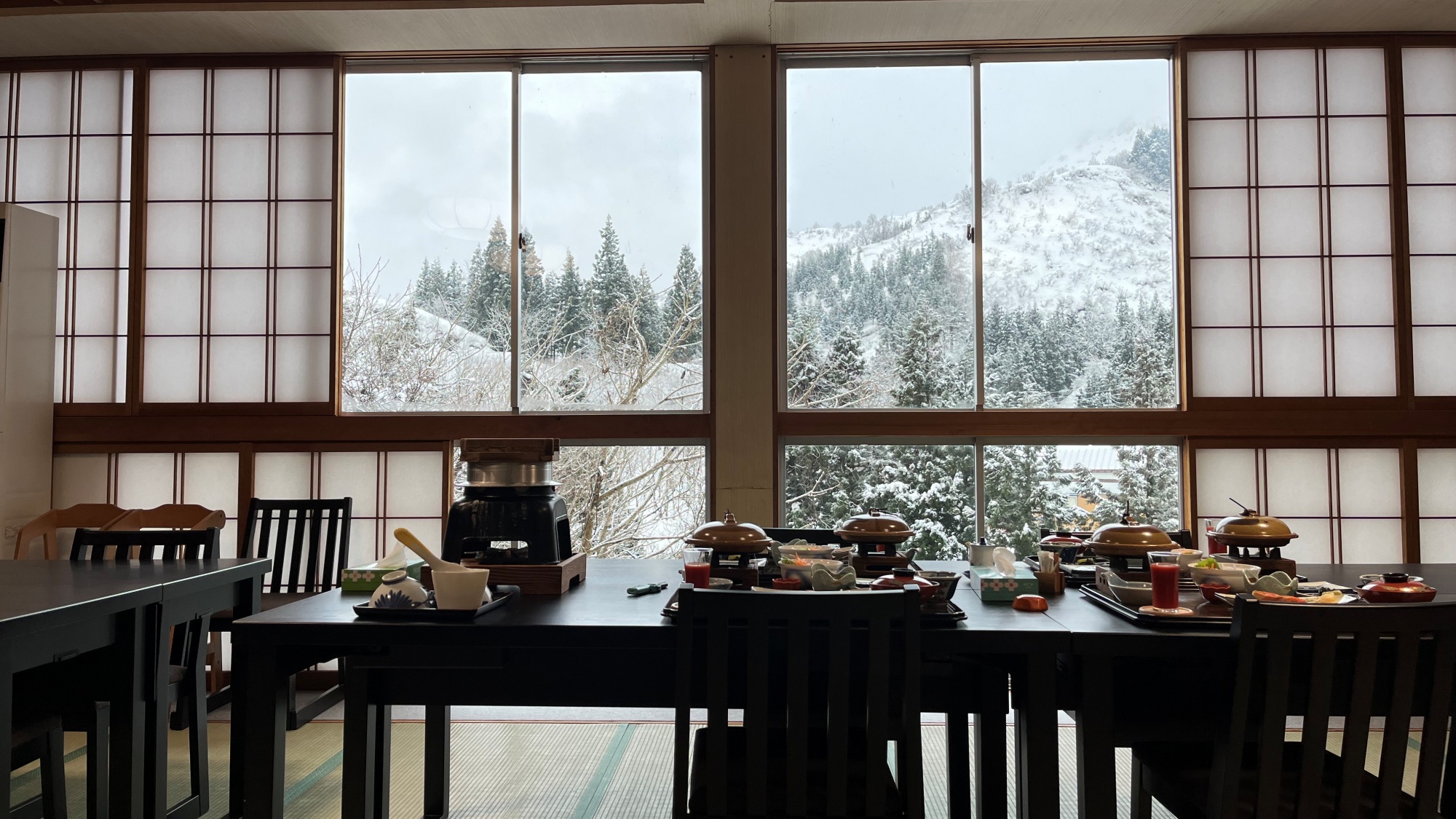 *食事処（冬の景色）／雪景色を望む和室で、温かい料理を楽しめる食事処です。