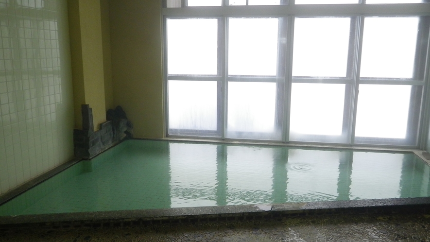 *大浴場／当館源泉は約40度とぬるいので、夏季以外は加熱して使用しております。