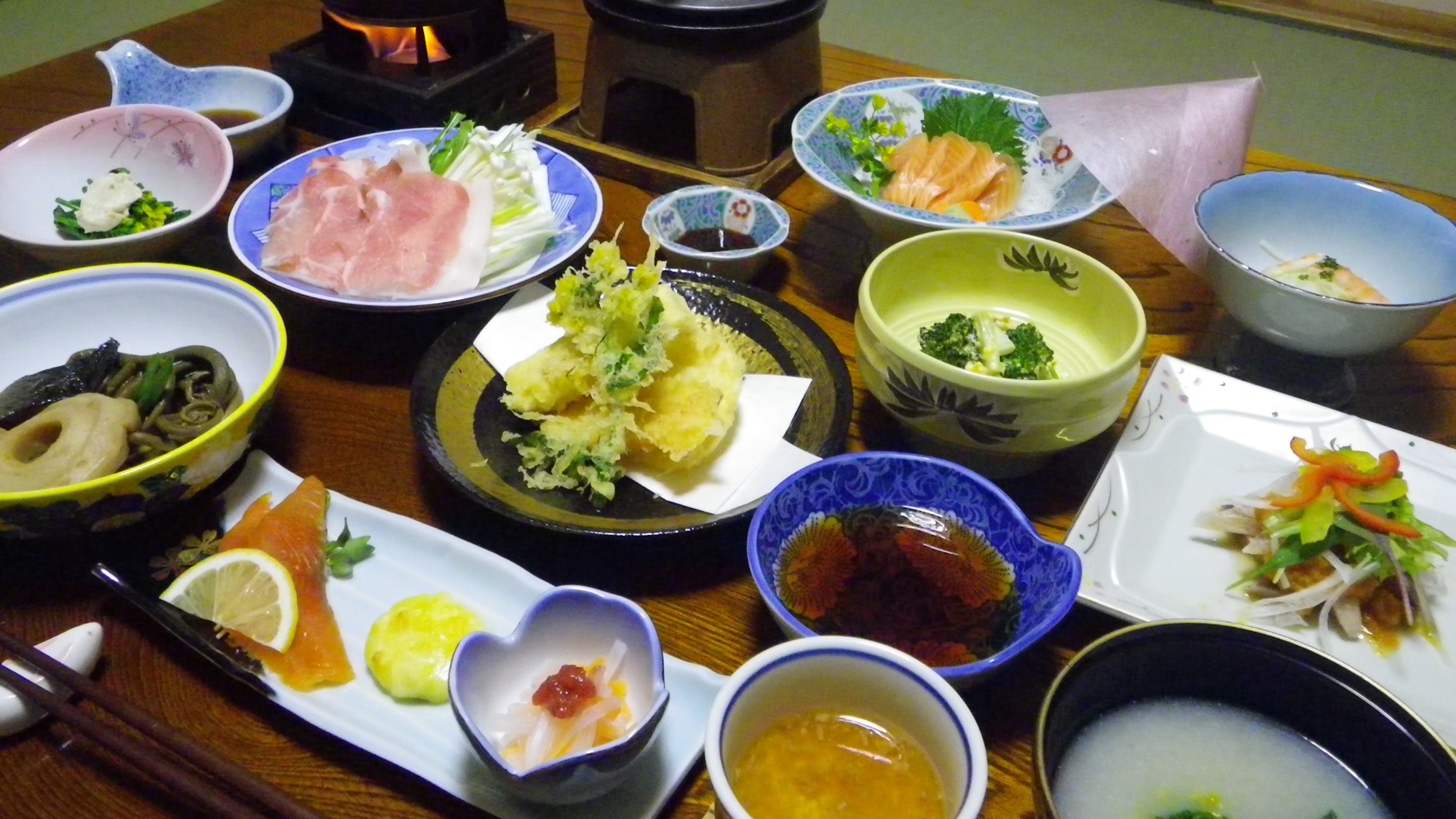 *夕食（一例）地元で獲れた食材をふんだんに使っています。