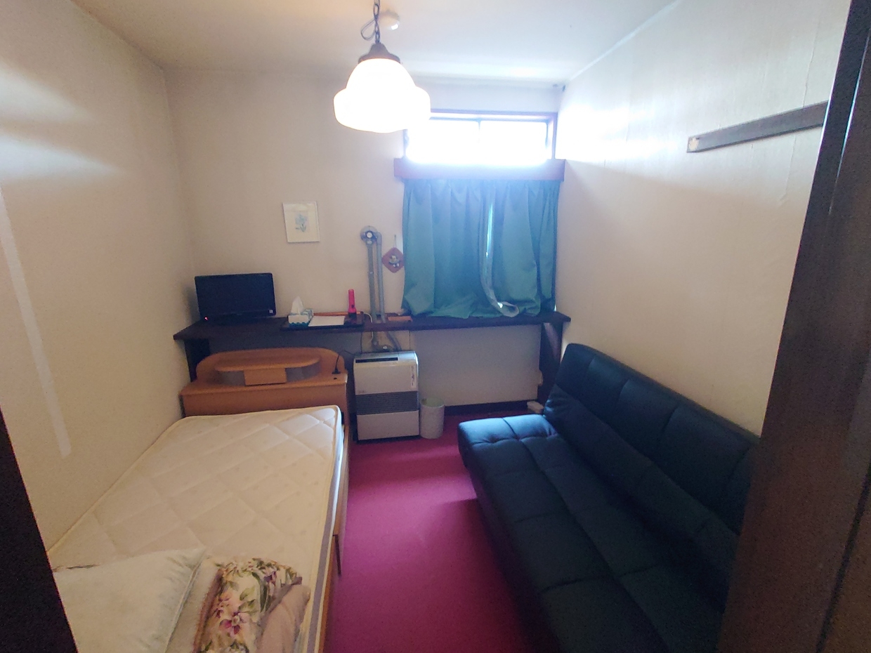２階　洋室シングル4.5畳　ソファーベッド使用で２名宿泊