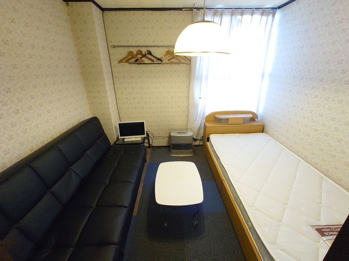 洋室シングル4.5畳ソファーベッド使用で２名宿泊（ペット可）