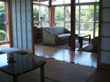 別館のお庭に面した六畳の和室＋ソファーのある応接間スペース