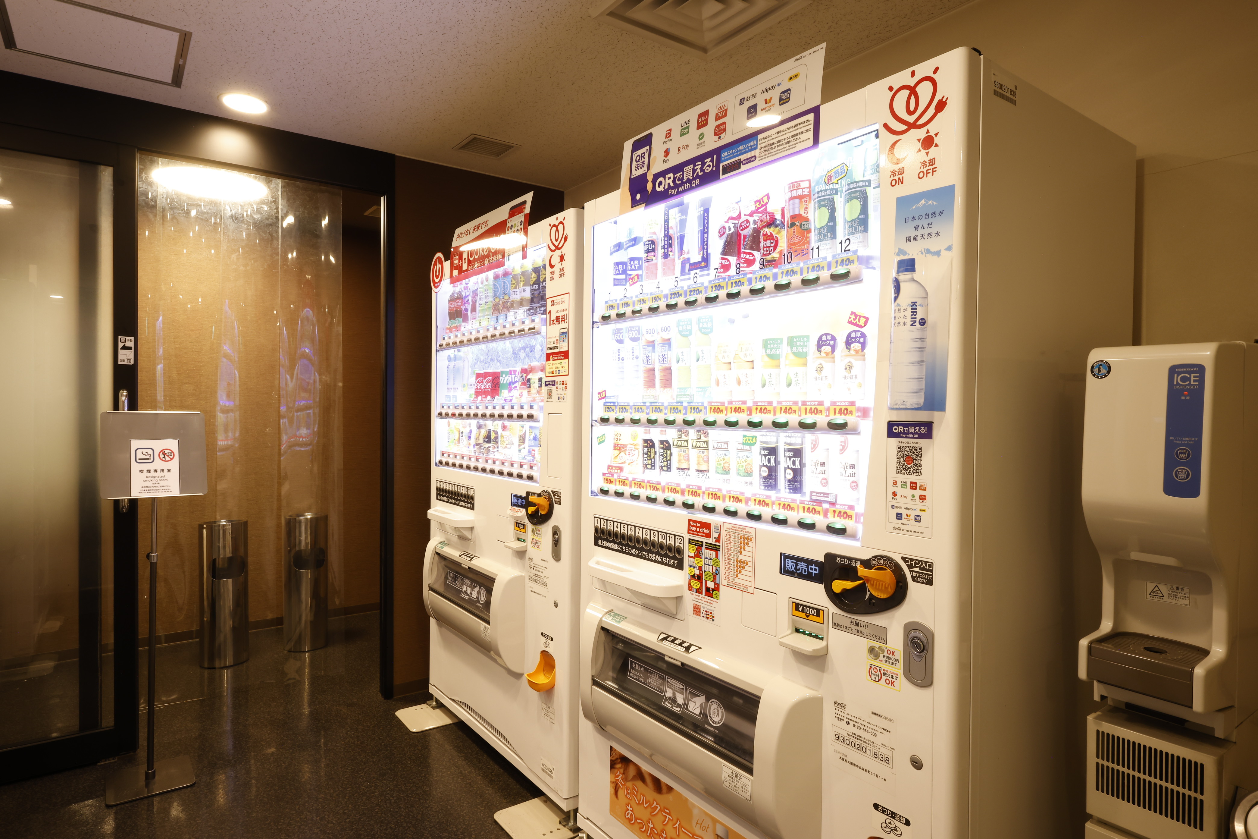 喫煙スペースと自販機コーナー