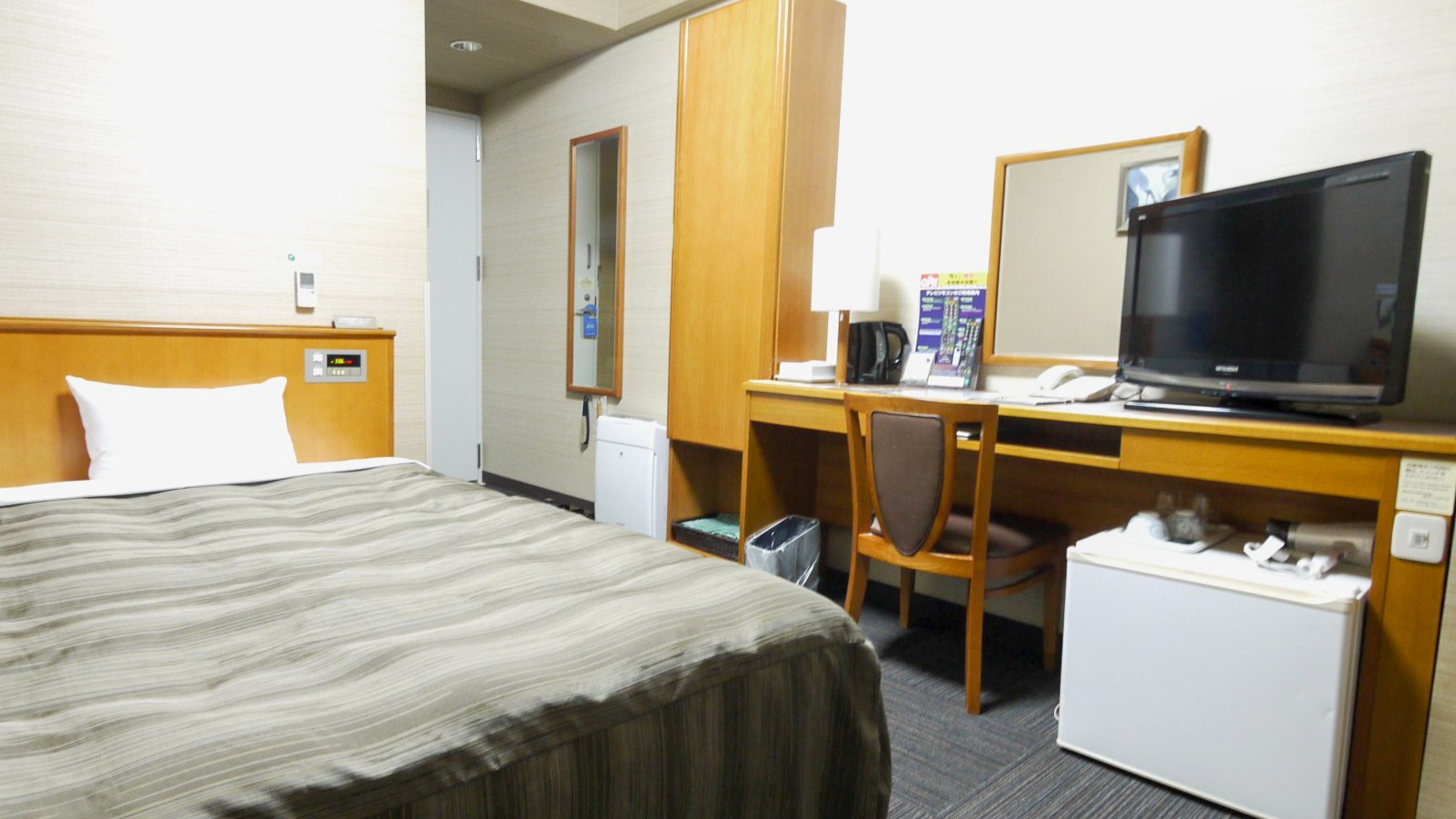 【シングル】140センチ幅のセミダブルベッドでゆったりとお過ごしいただけます。