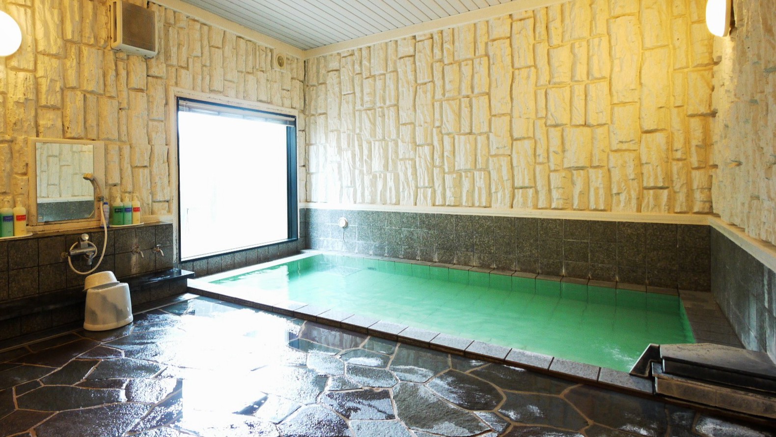 【大浴場】足を伸ばしてゆ～ったりと。活性石人工温泉で一日の疲れを癒してください。